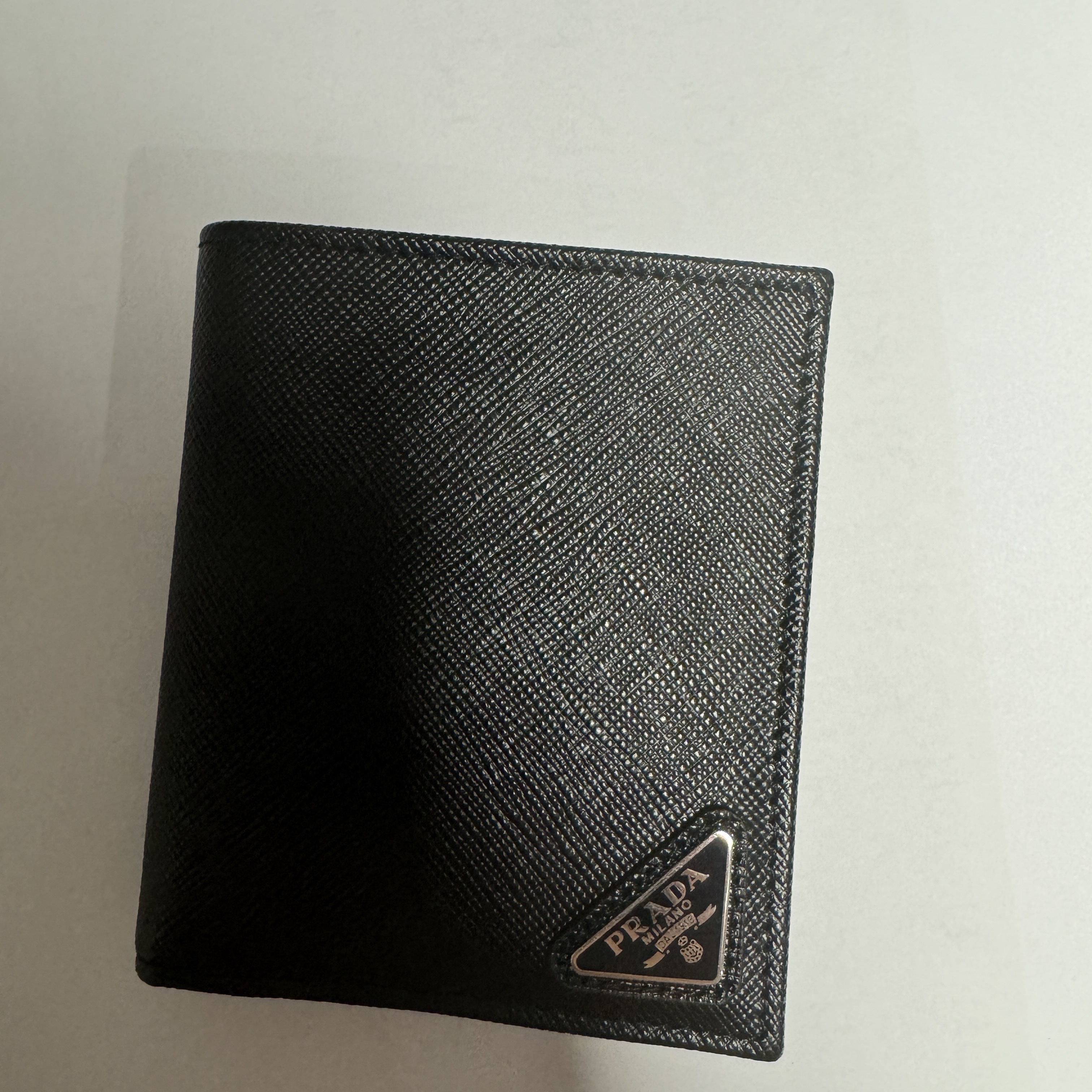 Prada Saffiano Leather Wallet Black 착용 스타일