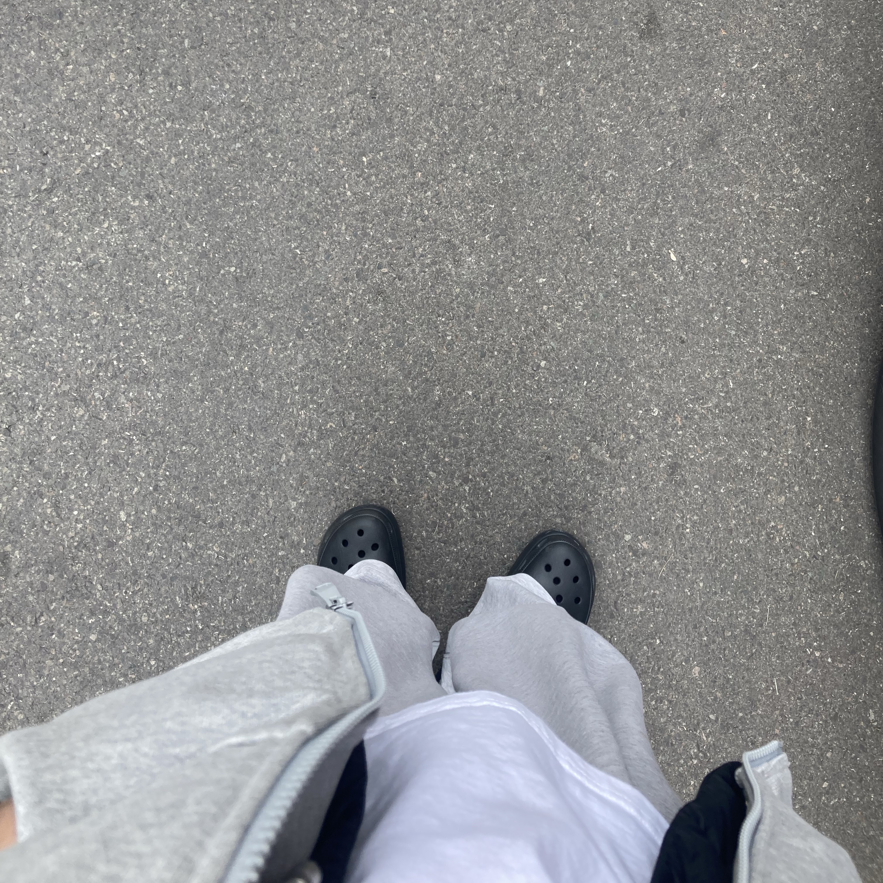 Ader Error TRS Decal Hoodie Zip-Up Grey, Crocs Classic Crush Clog Black 착용 스타일 - 2