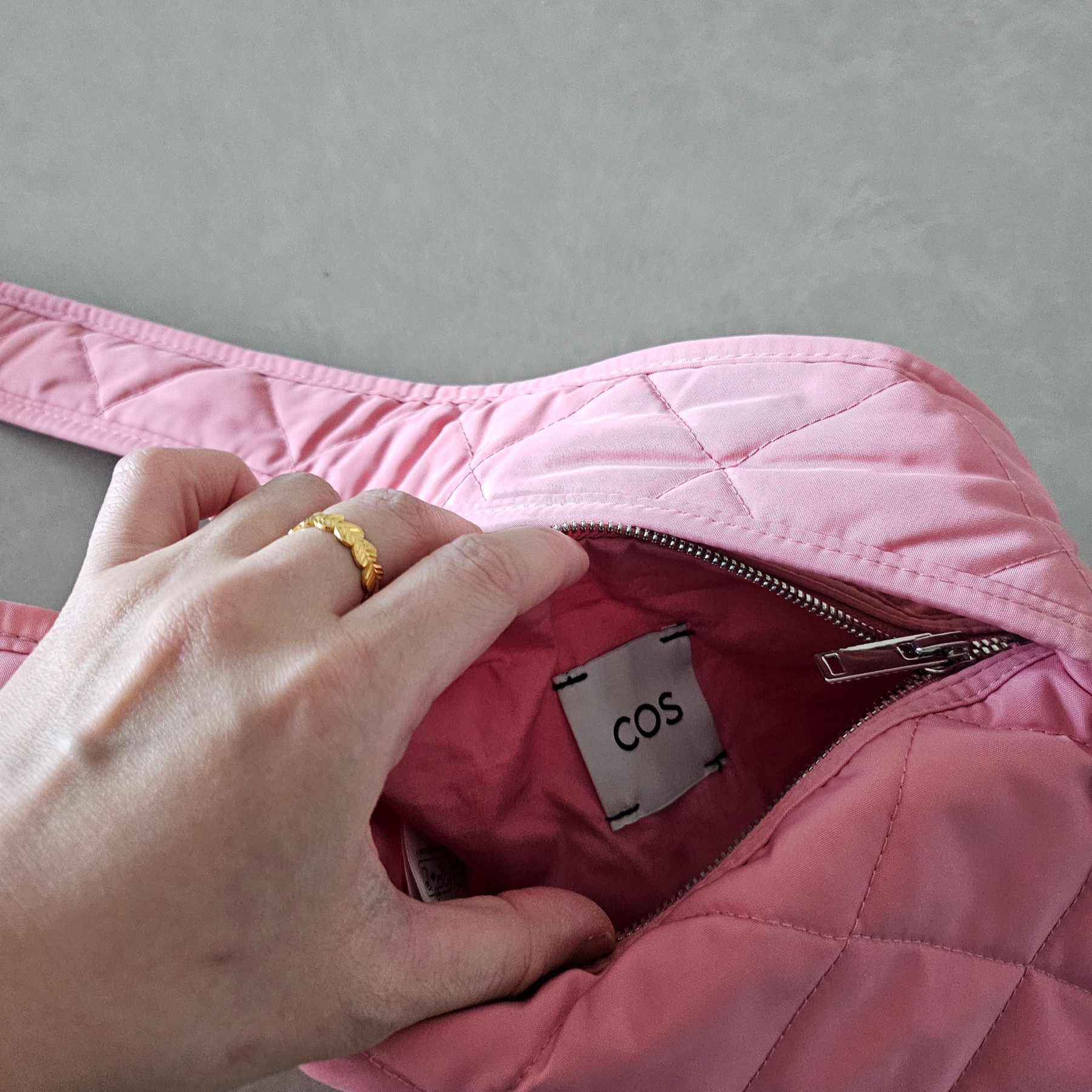COS Diamond Quilted Mini Crossbody Bag Pink 착용 스타일