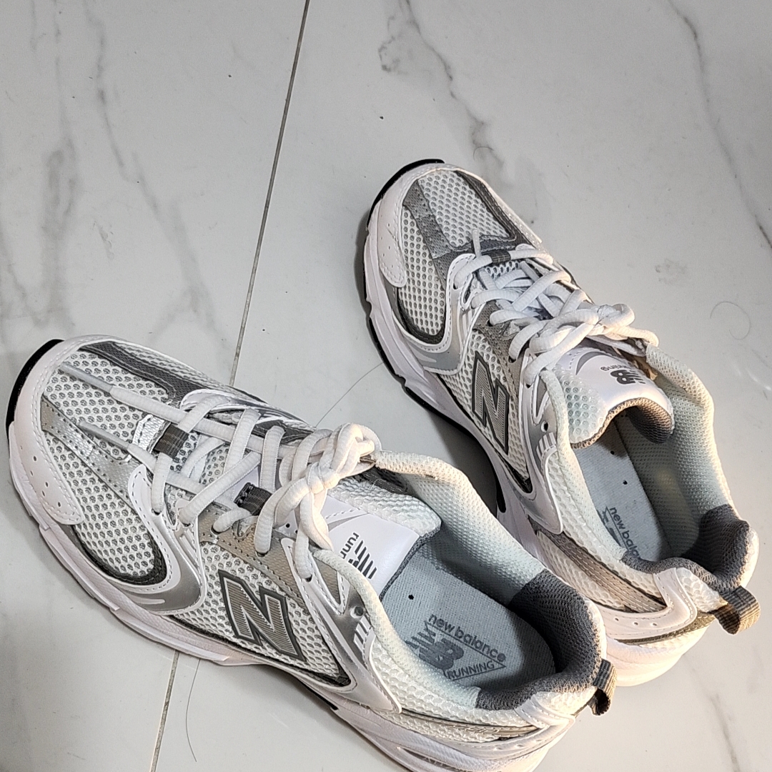 New Balance 530 White Silver 착용 스타일 - 3