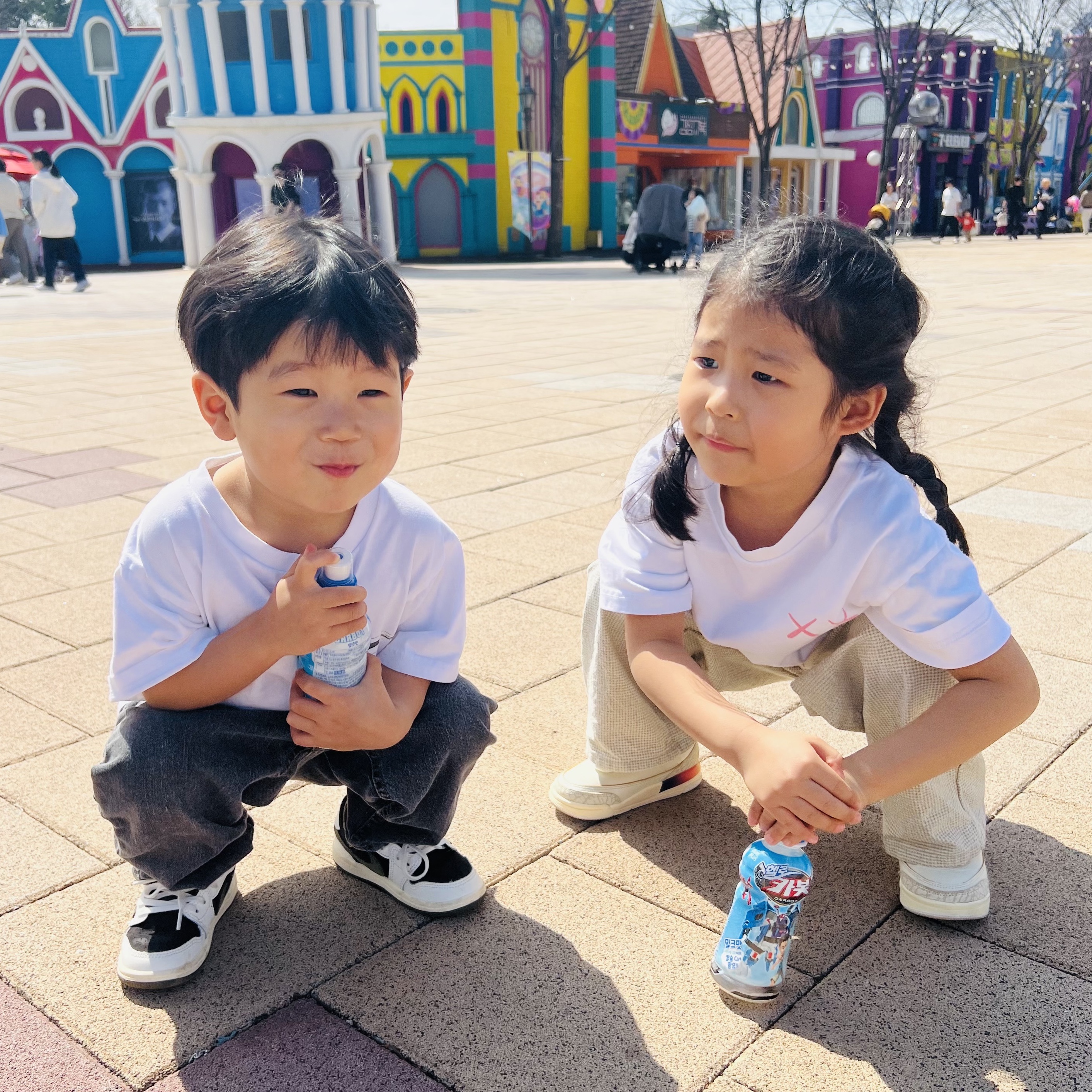 (Kids) Uniqlo UT x Kaws Short Sleeve Graphic T-Shirt White, (Kids) Uniqlo UT x Kaws Short Sleeve Graphic T-Shirt White 착용 스타일 - 1