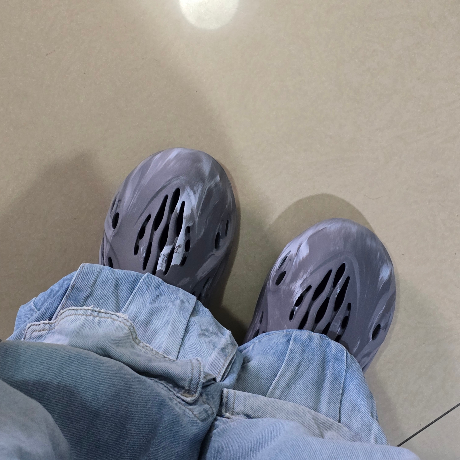 Adidas Yeezy Foam RNNR MX Granite 착용 스타일