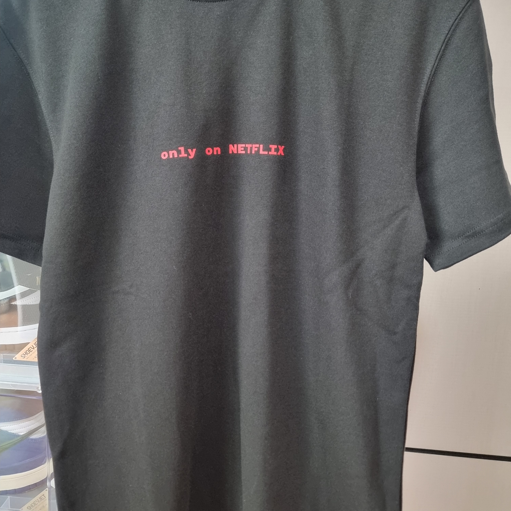 IAB Studio x Netflix SS T-Shirt Black 착용 스타일 - 1