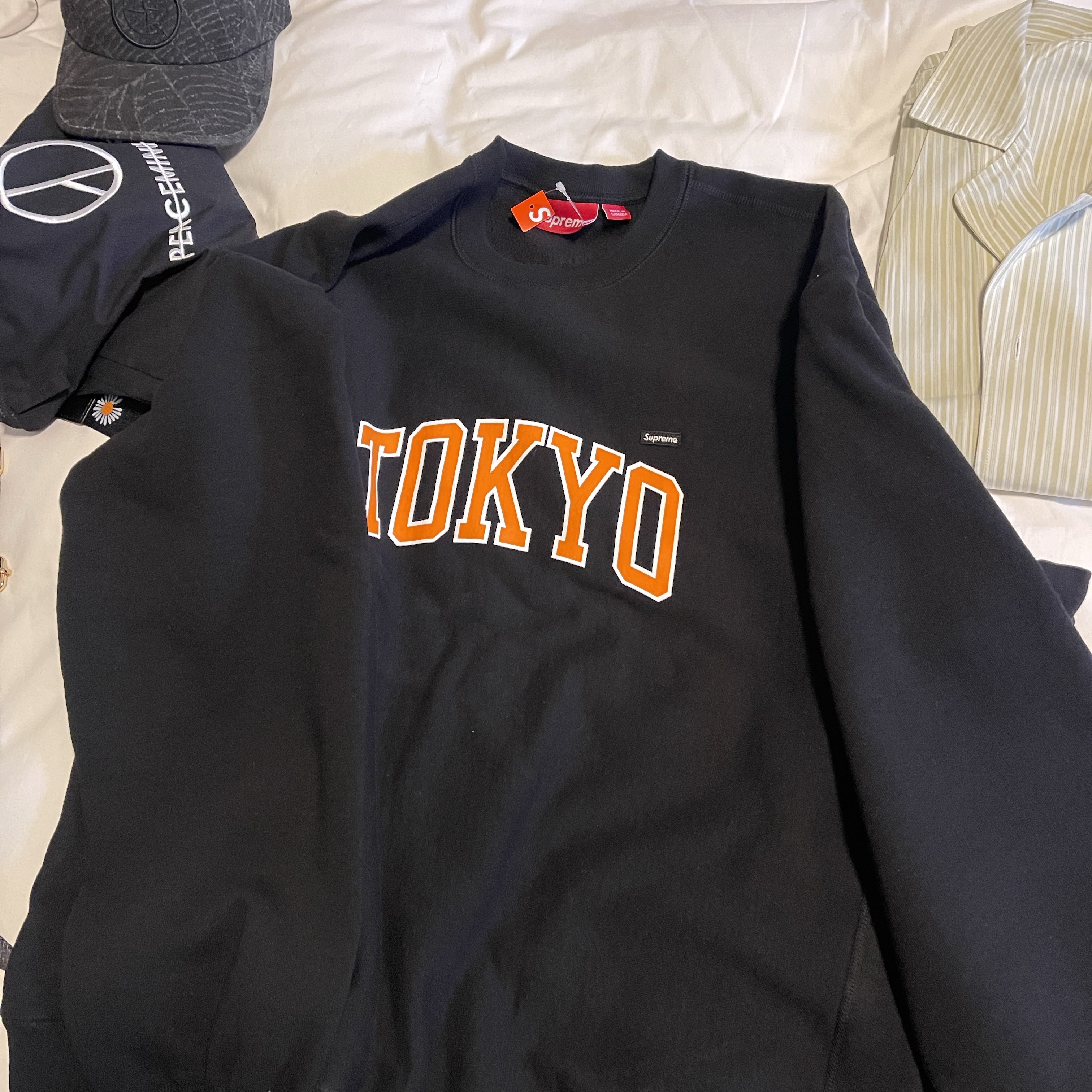 Supreme Tokyo Shop Small Box Crewneck Black - 24SS 착용 스타일