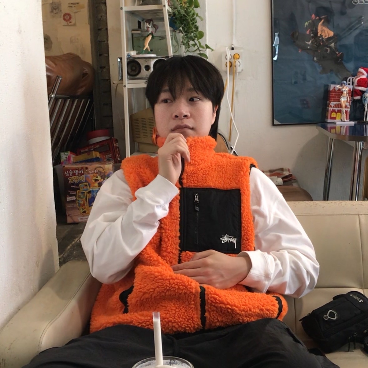 Stussy Sherpa Reversible Vest Tangerine 착용 스타일