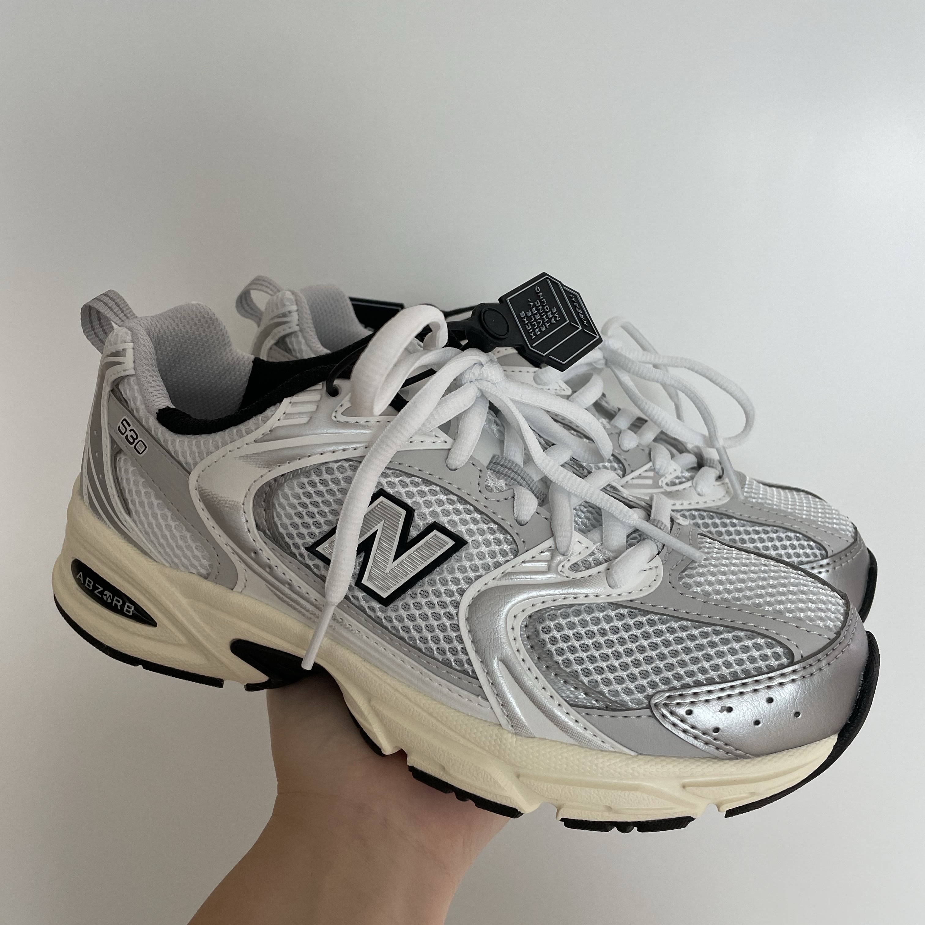 New Balance 530 Silver Cream 착용 스타일 - 1