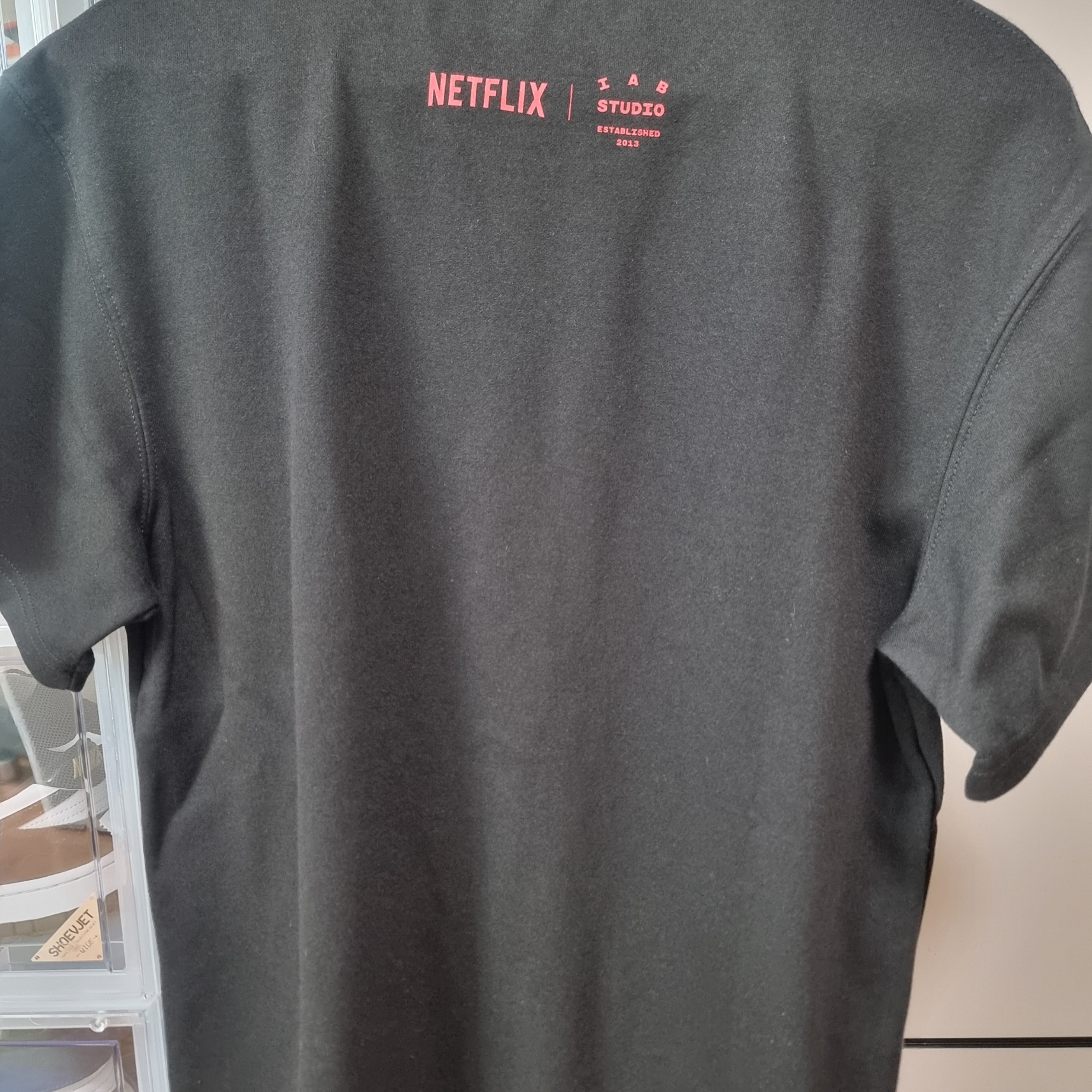 IAB Studio x Netflix SS T-Shirt Black 착용 스타일 - 2