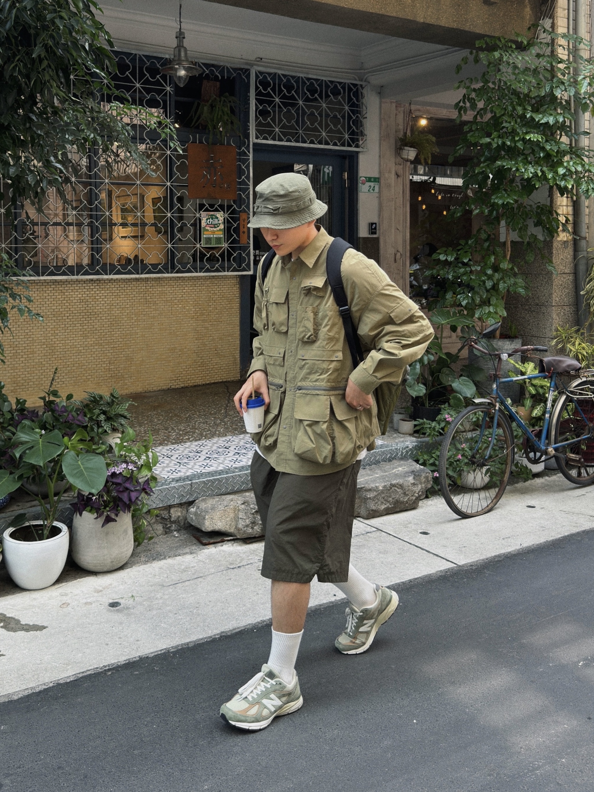 New Balance 990v4 Made in USA Olive Incense 착용 스타일 - 5