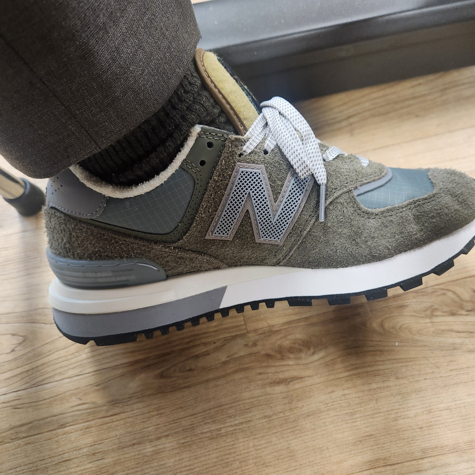 New Balance x Stone Island 574 Legacy Green 착용 스타일 - 1