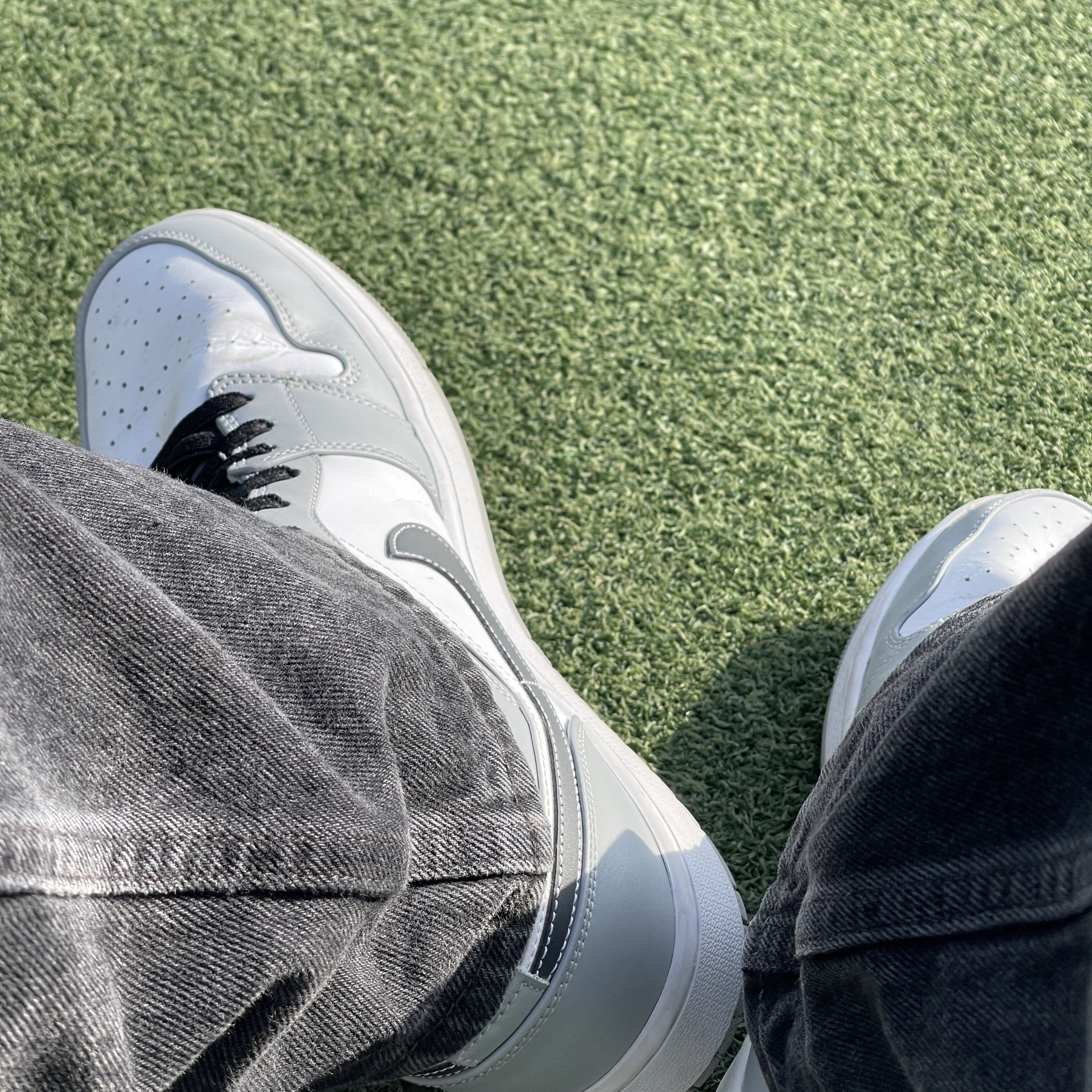 Jordan 1 Mid Light Smoke Grey Anthracite 착용 스타일 - 2
