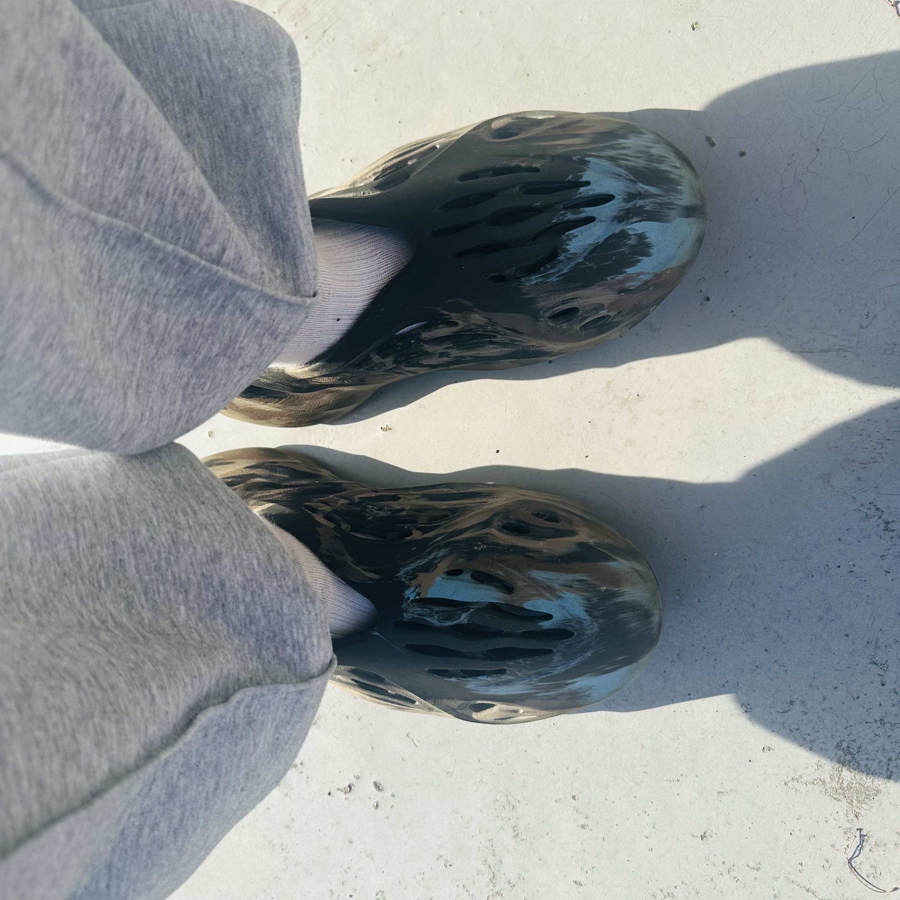 Adidas Yeezy Foam RNNR MX Cinder 착용 스타일
