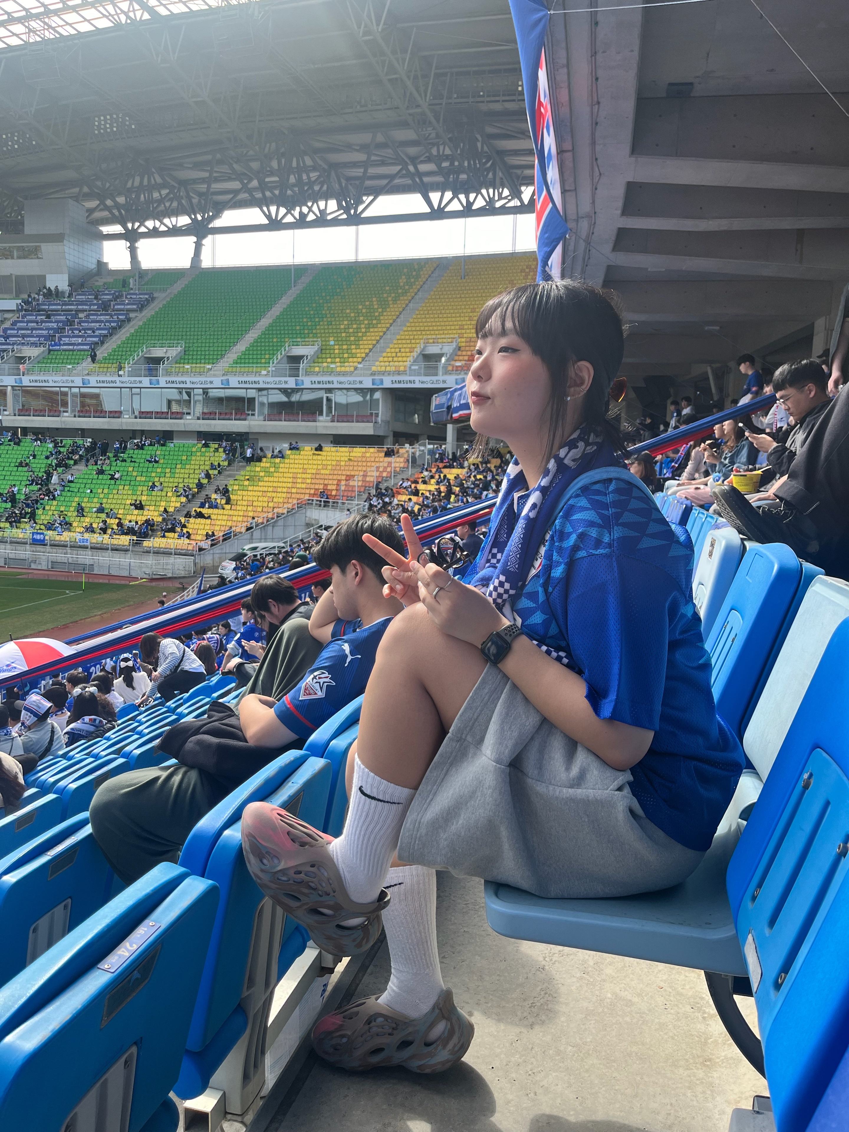 Adidas Yeezy Foam RNNR MX Sand Grey 착용 스타일 - 3