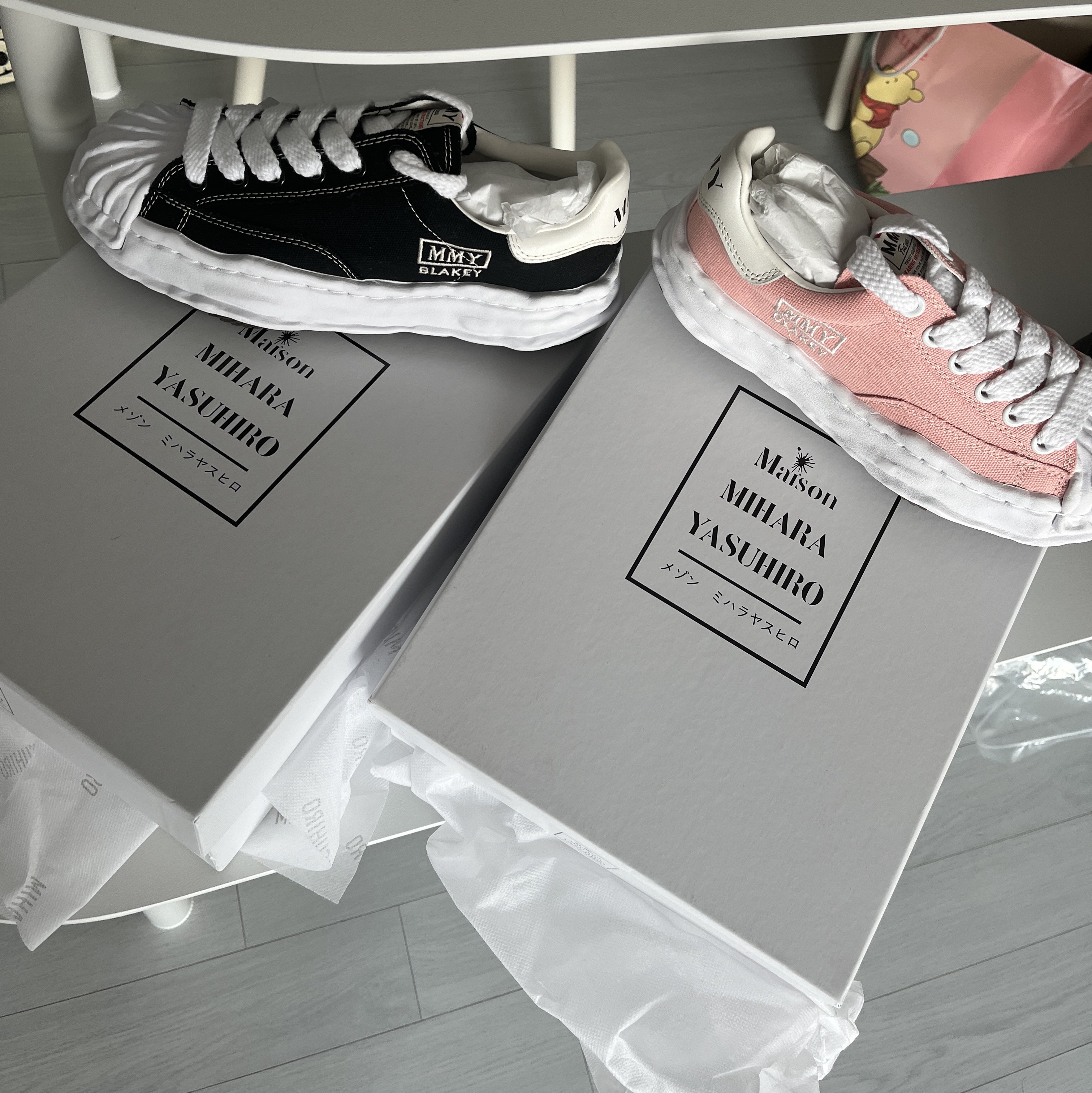 Maison Mihara Yasuhiro Blakey OG Sole Canvas Low-top Sneakers Pink, Maison Mihara Yasuhiro Blakey OG Sole Canvas Low-top Sneakers Black White 착용 스타일 - 2