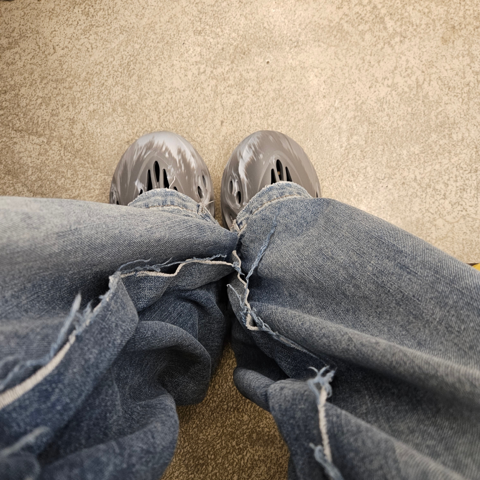 Adidas Yeezy Foam RNNR MX Granite 착용 스타일 - 1