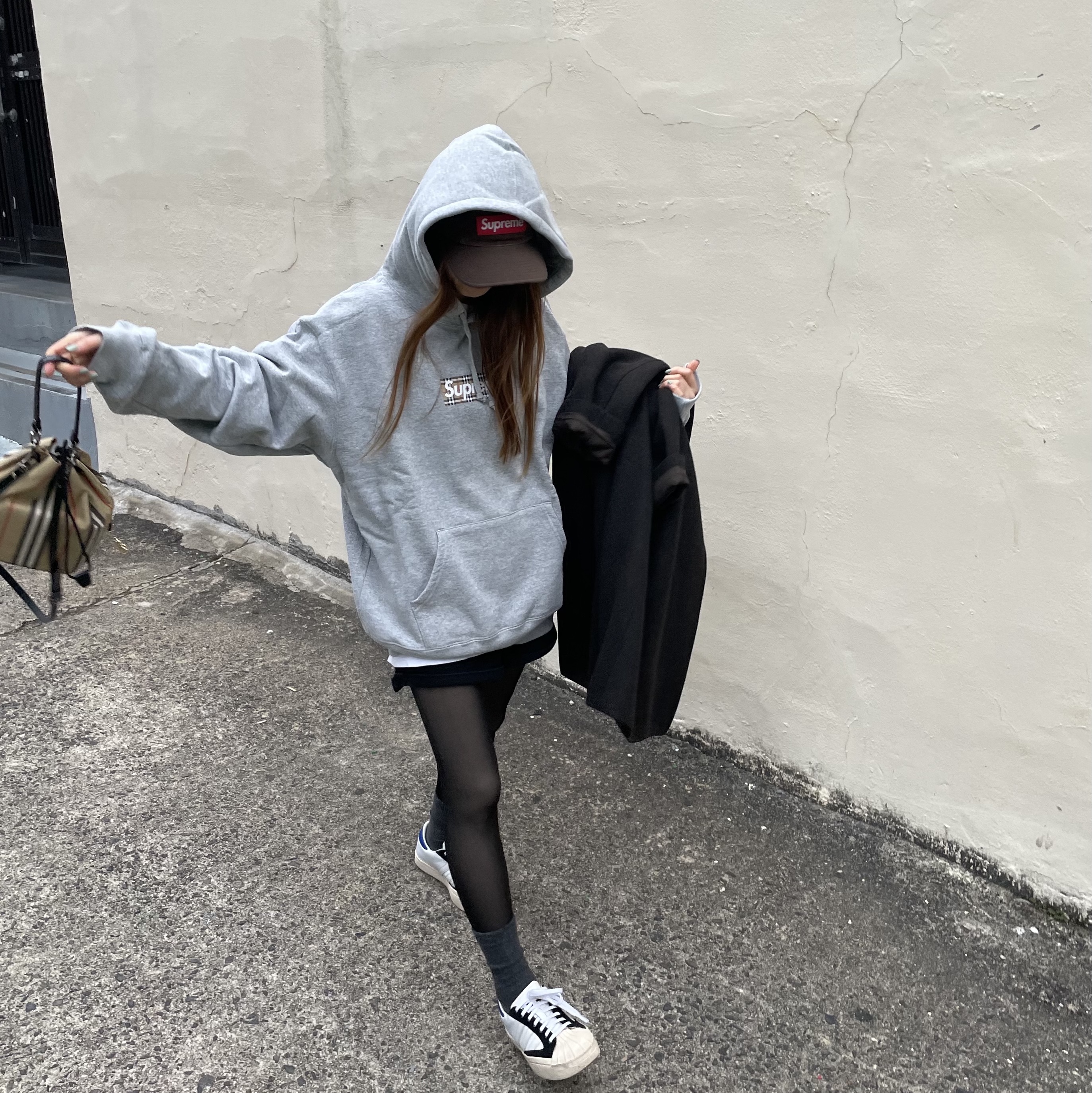 Supreme x Burberry Box Logo Hooded Sweatshirt Heather Grey - 22SS, Supreme Washed Chino Twill Camp Cap Brown - 21FW 착용 스타일 - 1
