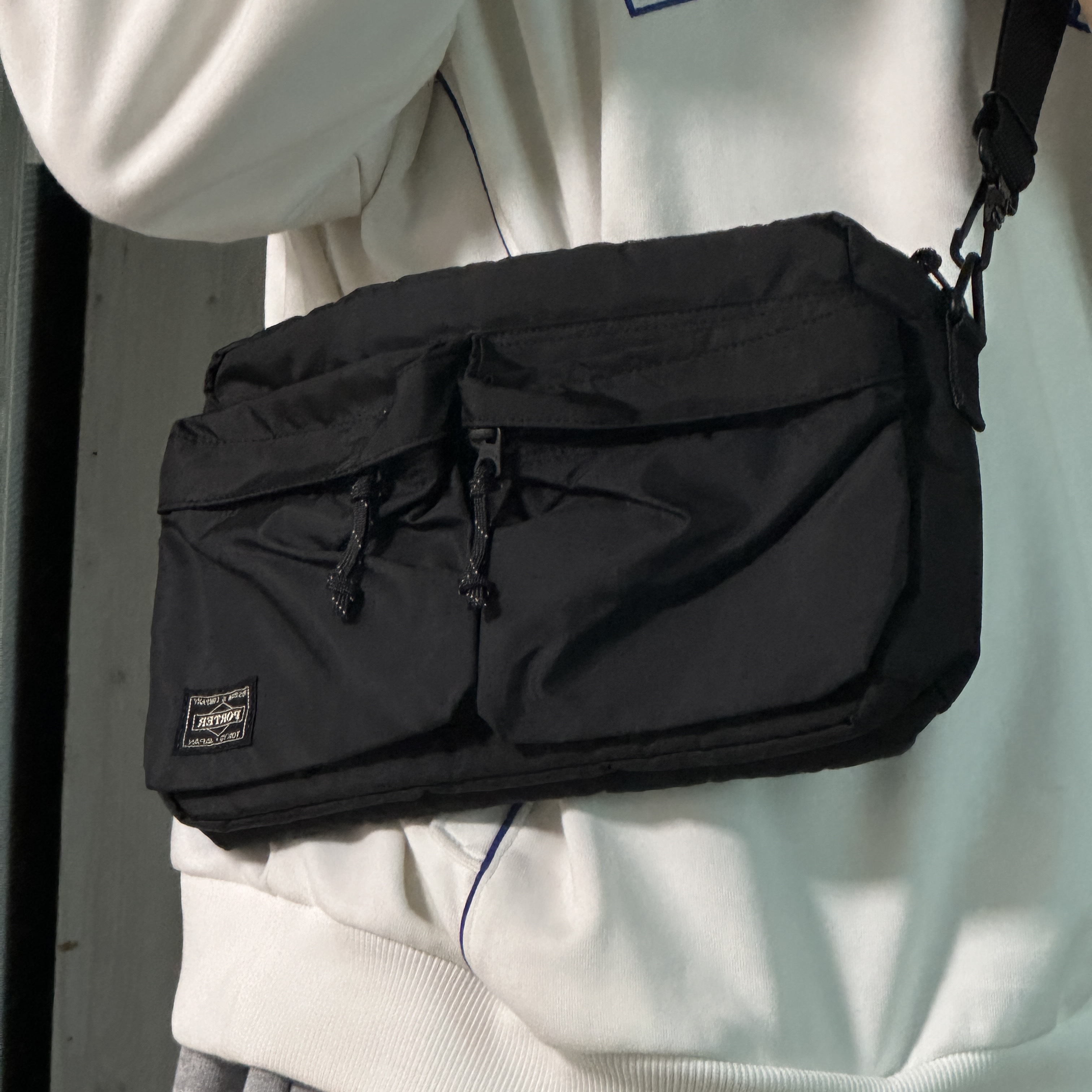 Porter Force Shoulder Bag S Black 착용 스타일