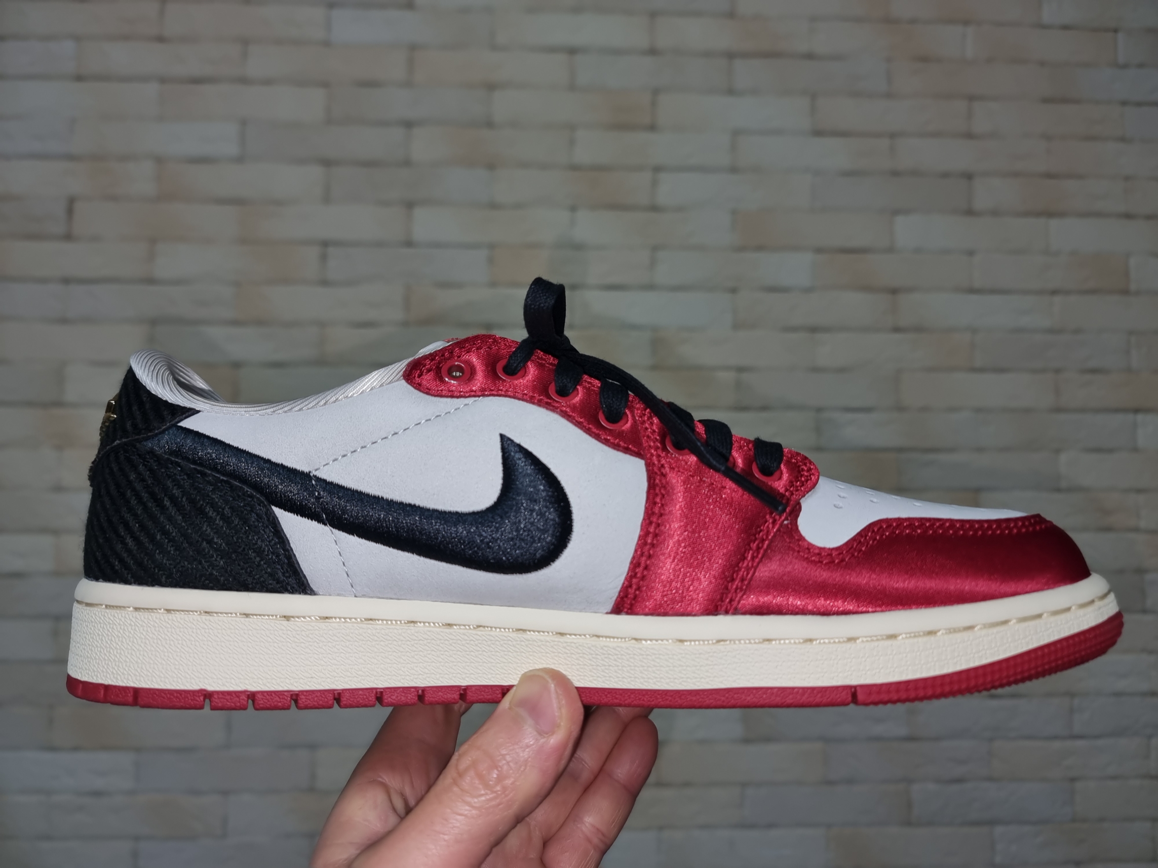 Jordan 1 x Trophy Room Retro Low OG SP Sail Varsity Red 착용 스타일 - 2