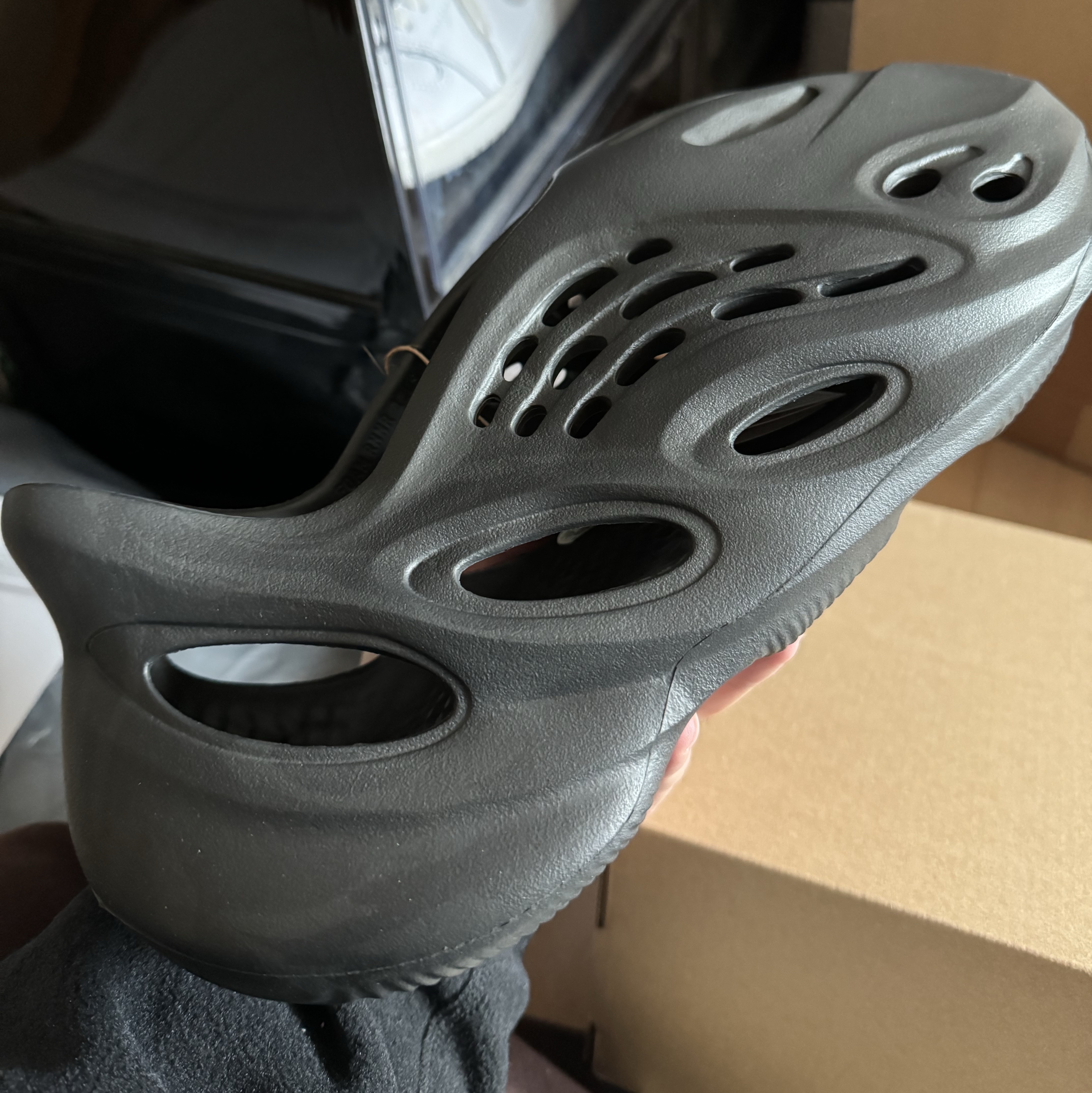 Adidas Yeezy Foam RNNR Onyx 착용 스타일