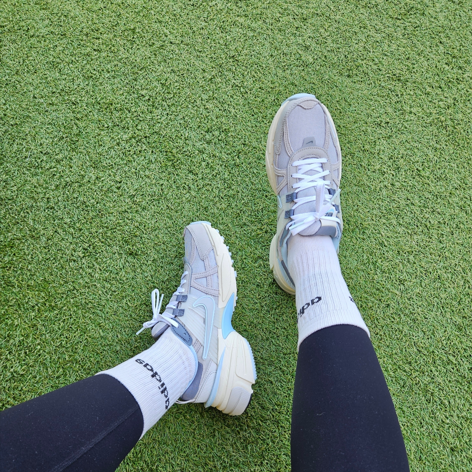Nike V2K Run Light Bone Metallic Platinum 착용 스타일