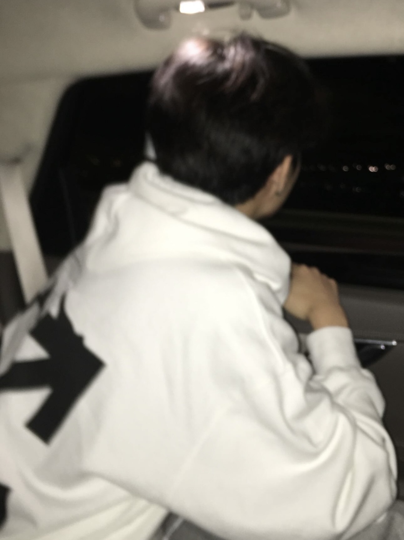Off-White Caterpillar Arrow Over Hoodie White 착용 스타일