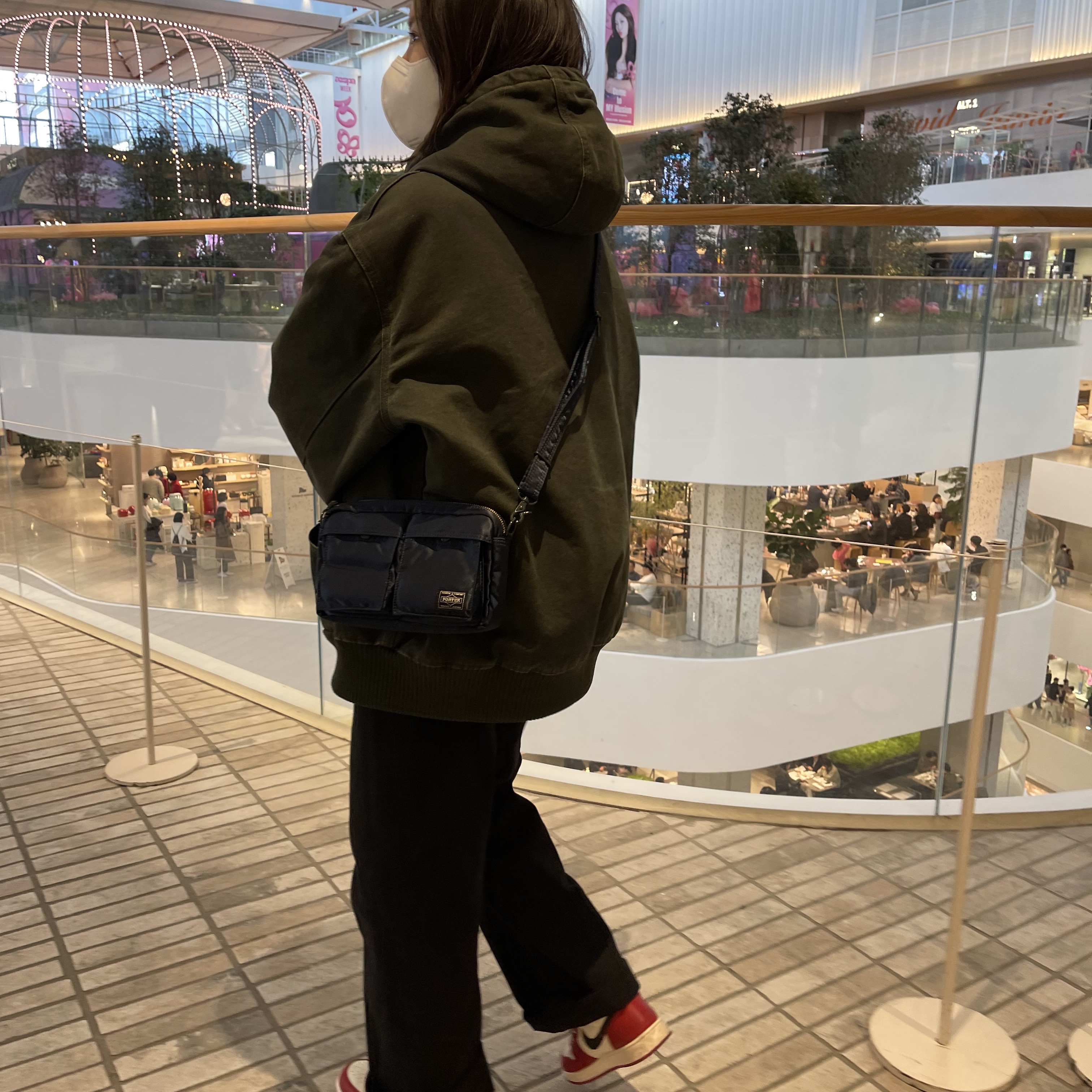 Jordan 1 Retro High OG Chicago 2022, Porter Tanker Shoulder Bag Iron Blue 착용 스타일