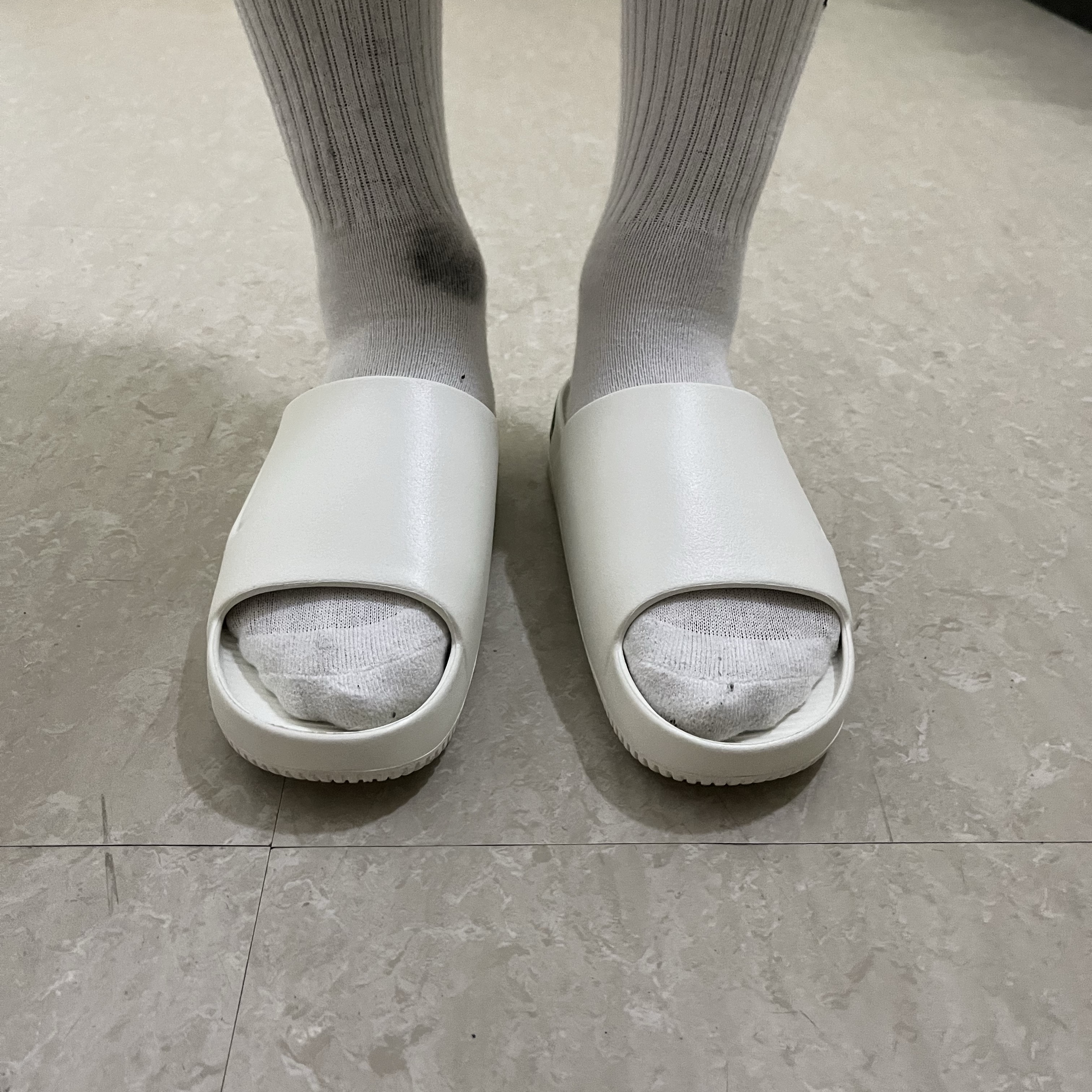 Nike Calm Slide Sail 착용 스타일