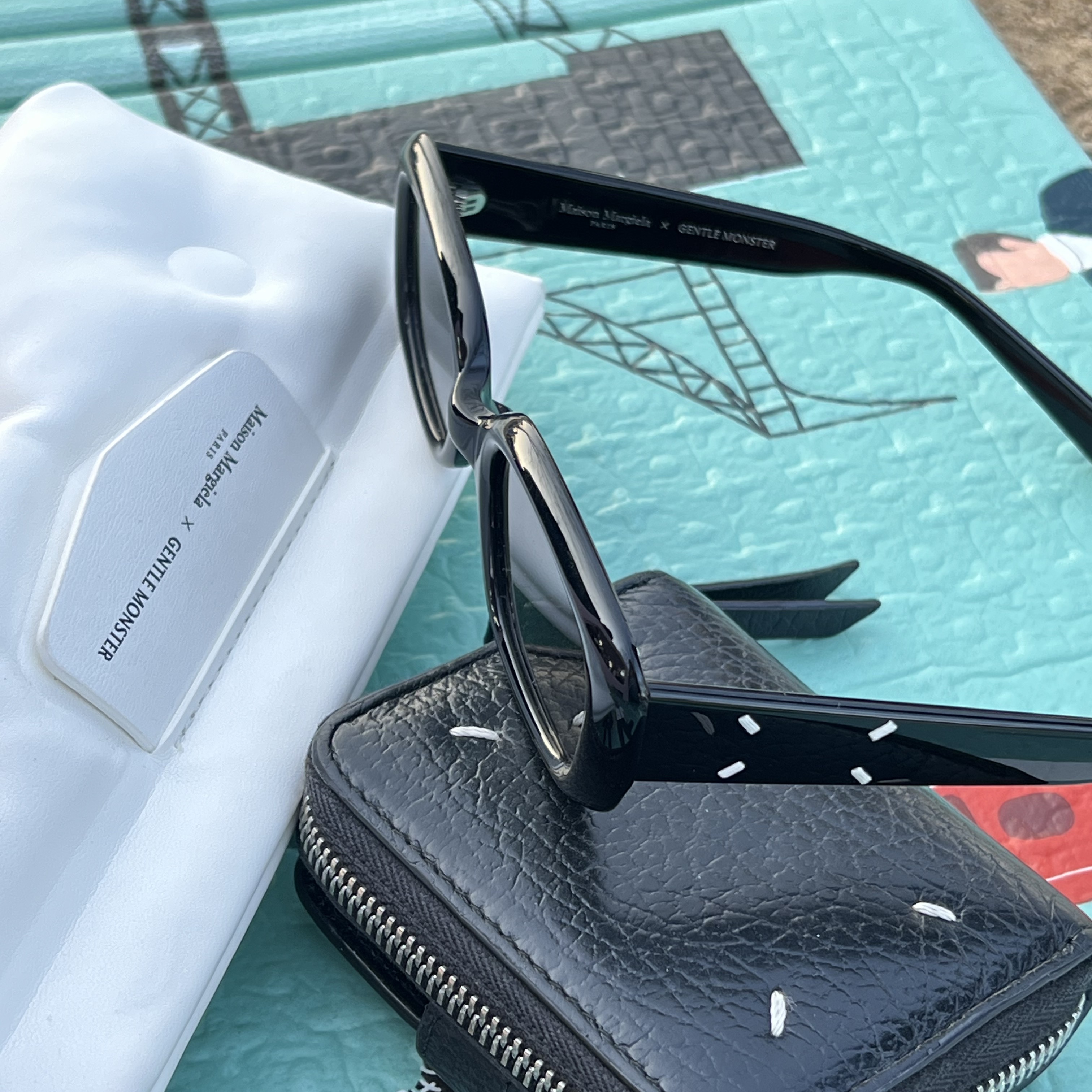 Gentle Monster x Maison Margiela MM106 Black Black 착용 스타일