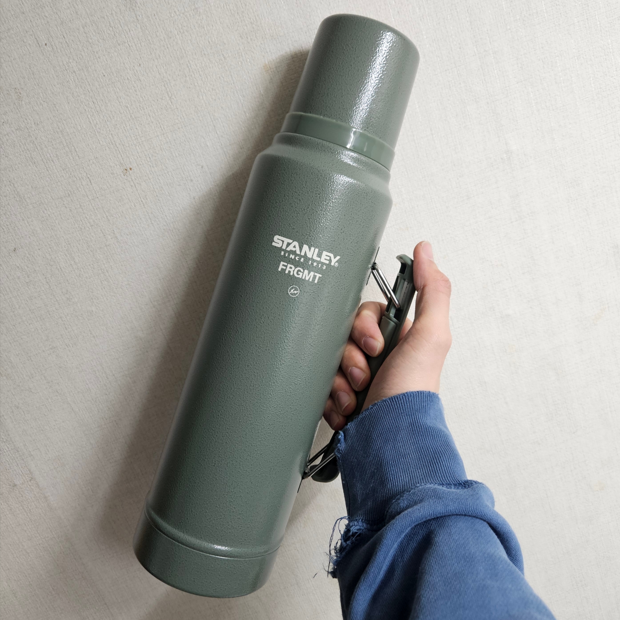 Stanley x Fragment Classic Vacuum Bottle 1L Hammertone Green 착용 스타일