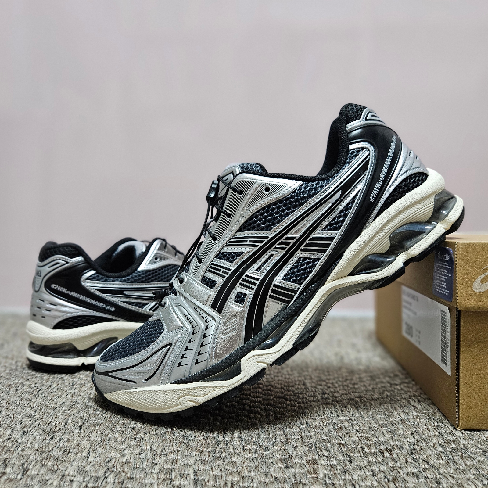 Asics Unlimited Gel-Kayano 14 Carrier Grey Black 착용 스타일 - 1