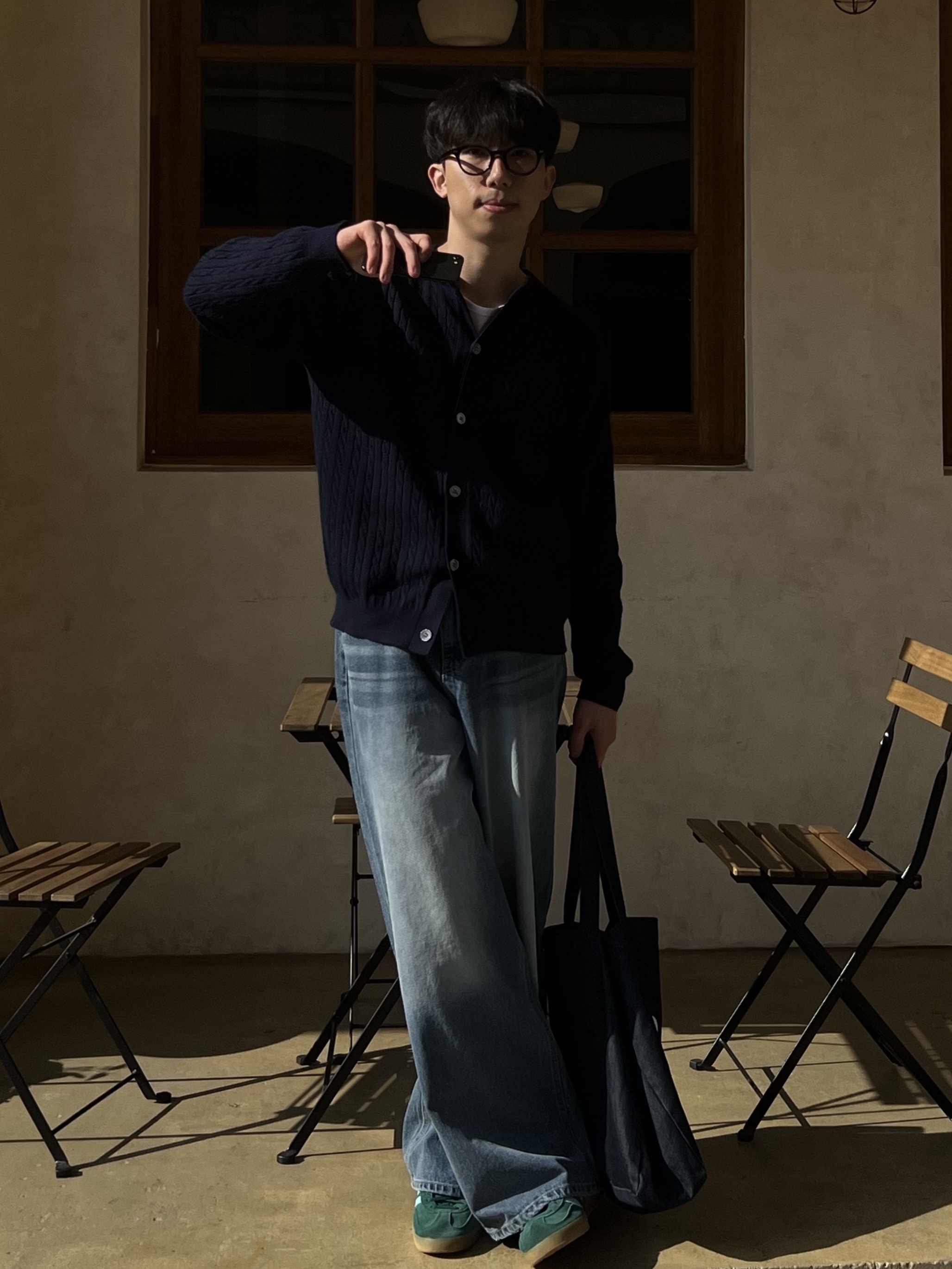 A.P.C. Daniela Shopping Bag Indigo, Adidas Gazelle Indoor Collegiate Green Hazy Sky 착용 스타일 - 2