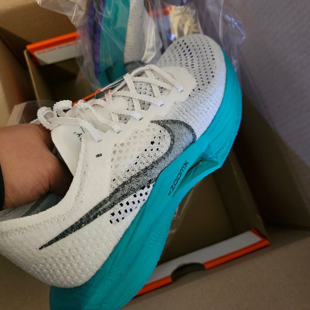 Nike ZoomX Vaporfly Next% 3 White Deep Jungle 착용 스타일 - 2