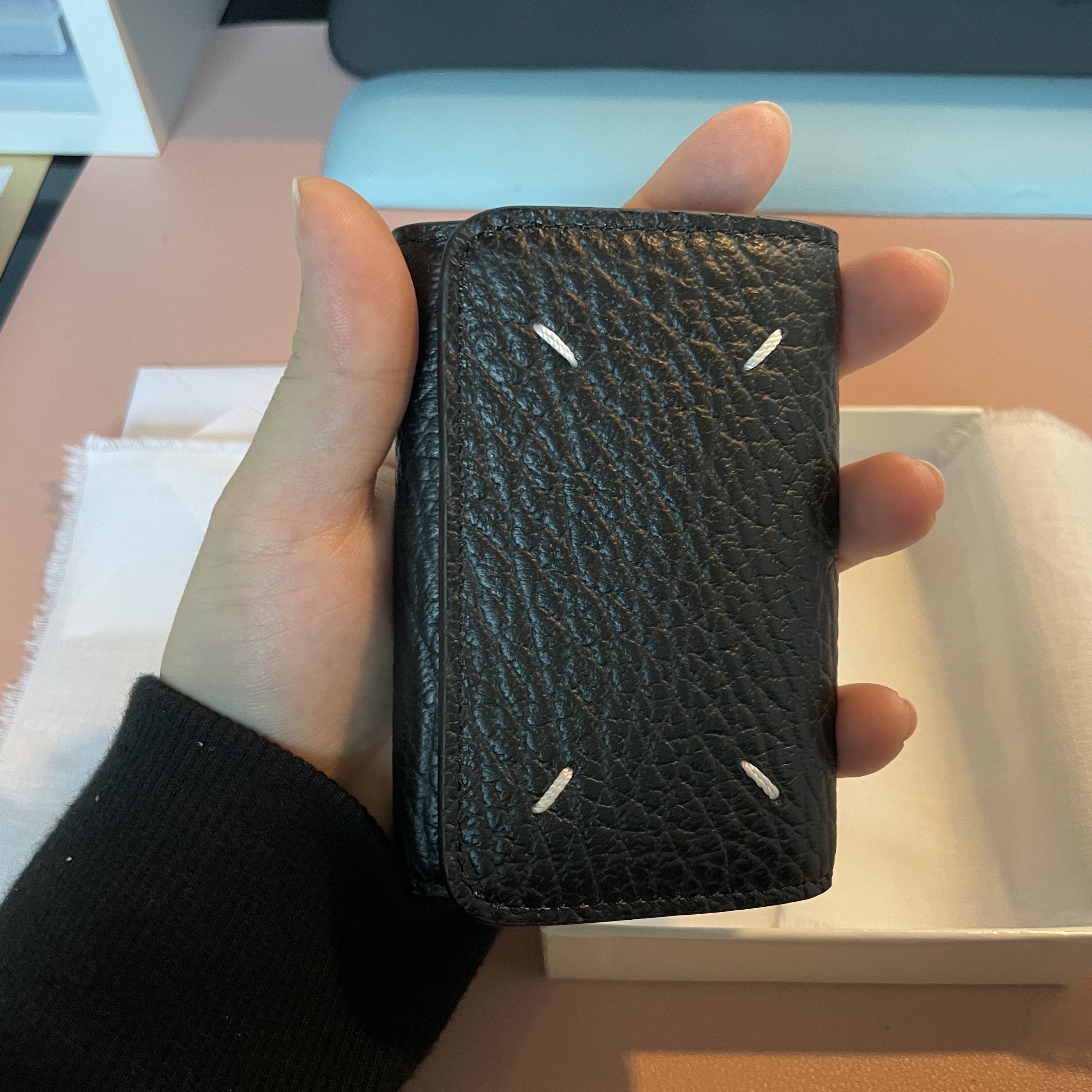 Maison Margiela Embossed Grained Calfskin Compact Card Holder Black 착용 스타일