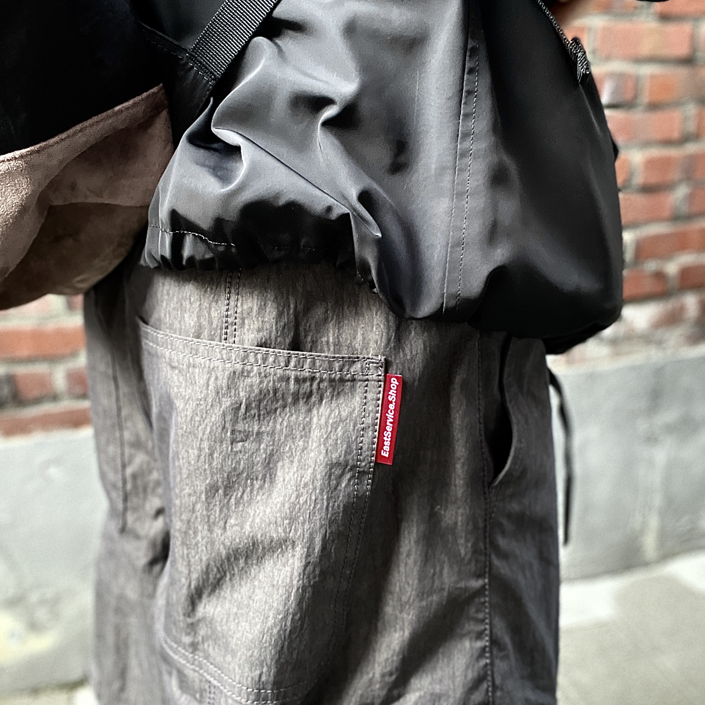 Our Legacy Ladon Leather Keychain Olive, Sculptor Oldschool Slouchy Backpack Black 착용 스타일 - 8