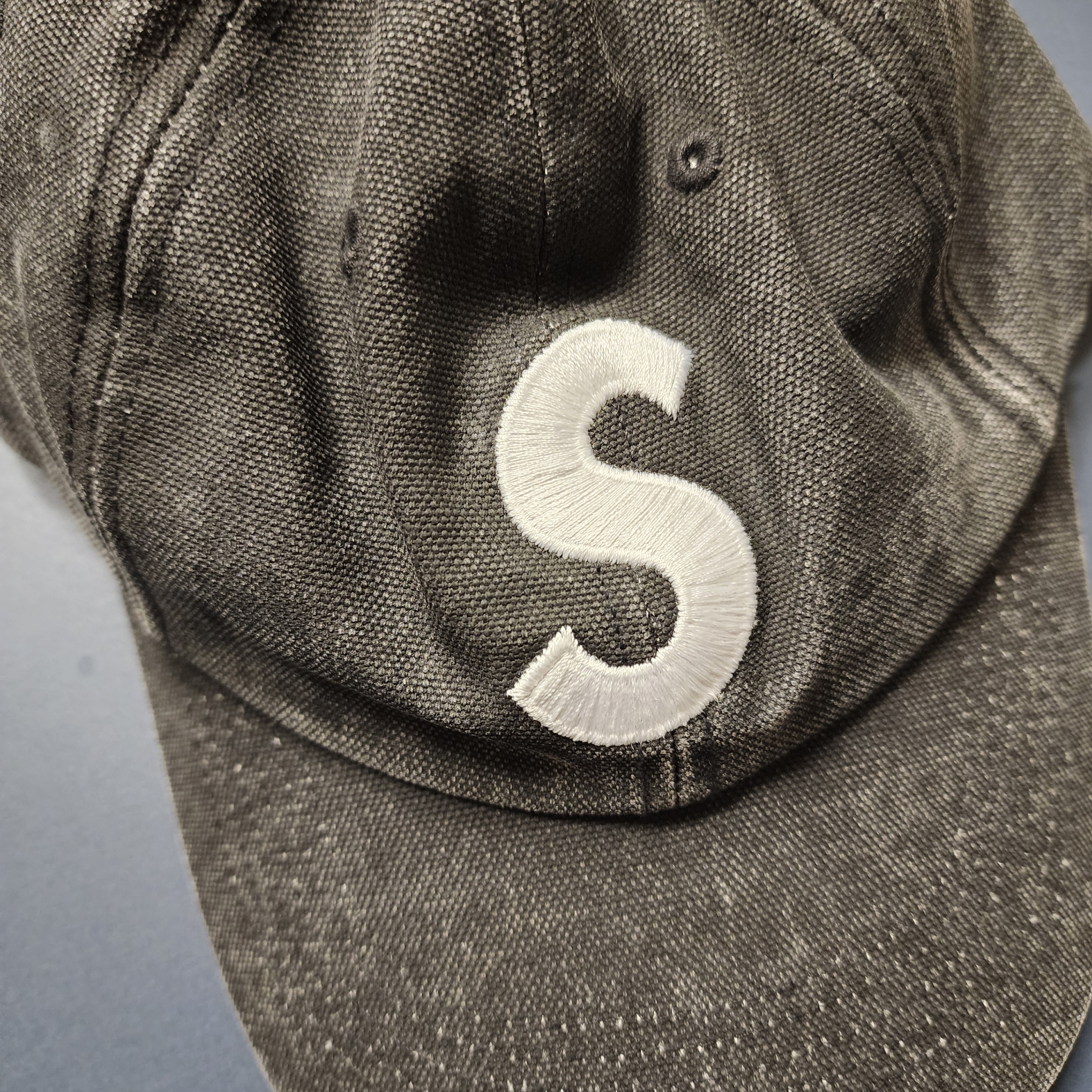 Supreme Pigment Canvas S Logo 6-Panel Black - 23SS 착용 스타일