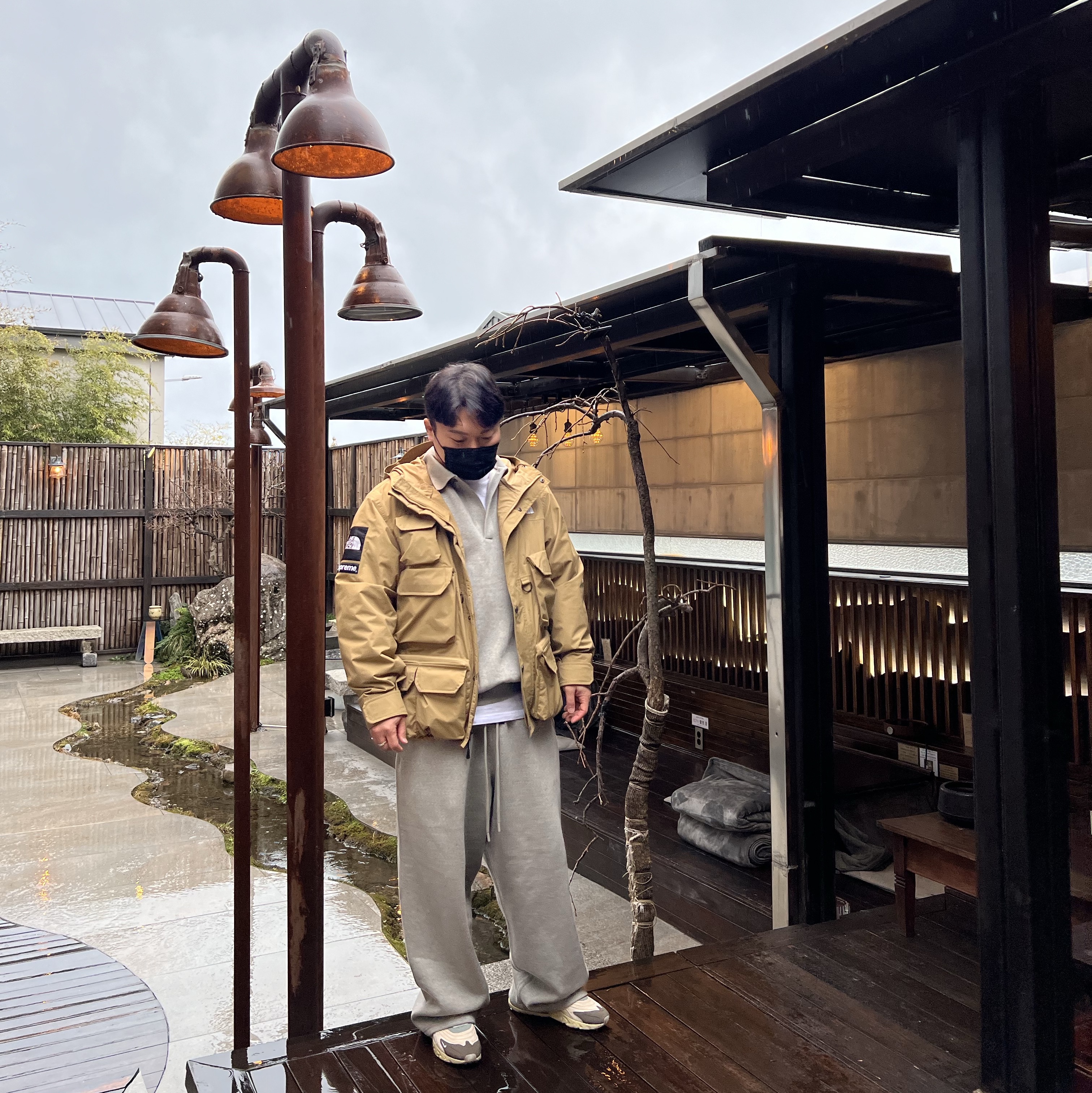 Supreme x The North Face Cargo Jacket Gold - 20SS, Essentials Longsleeve Polo Dark Heather Oatmeal - 24SS 착용 스타일