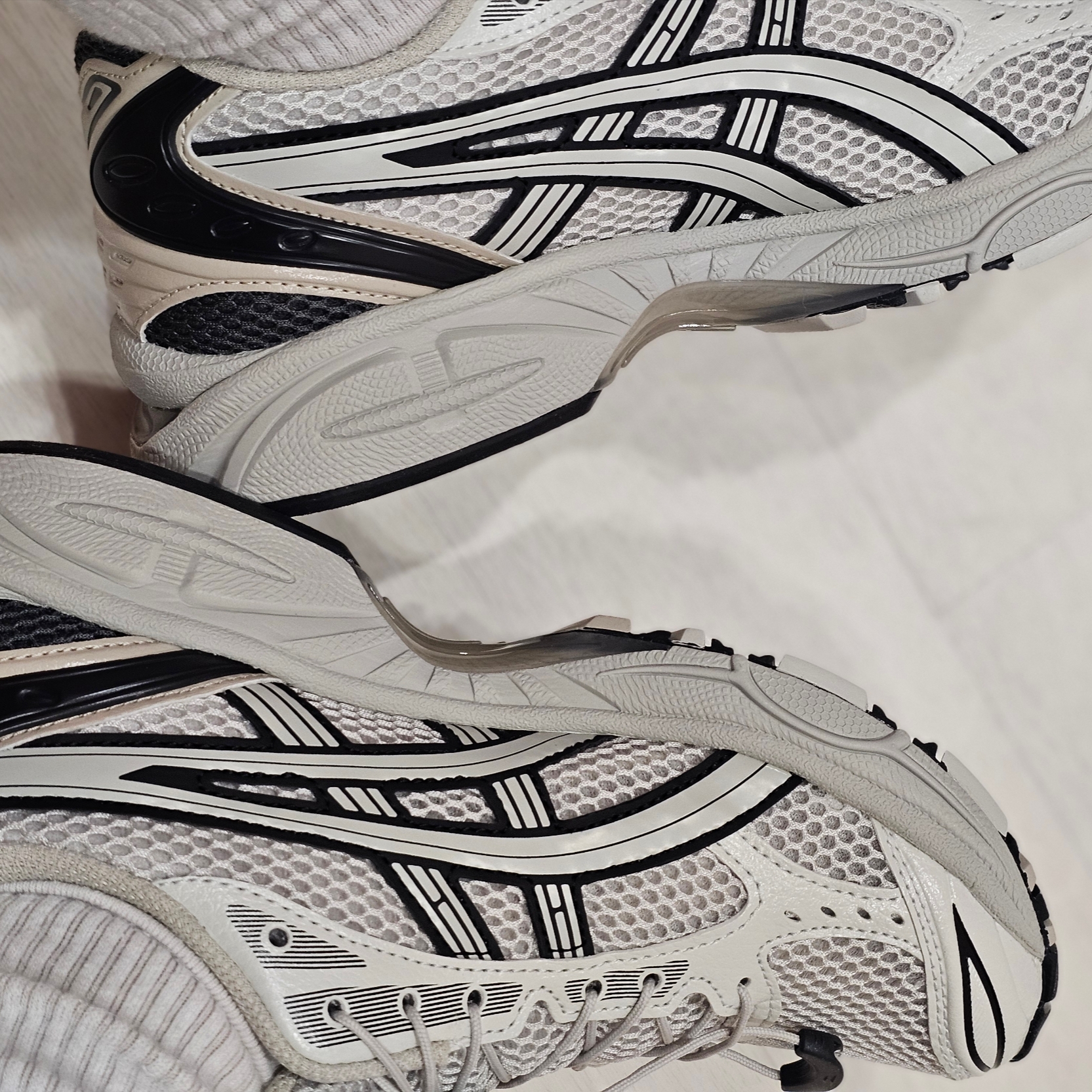 Asics Unlimited Gel-Kayano 14 Smoke Grey 착용 스타일