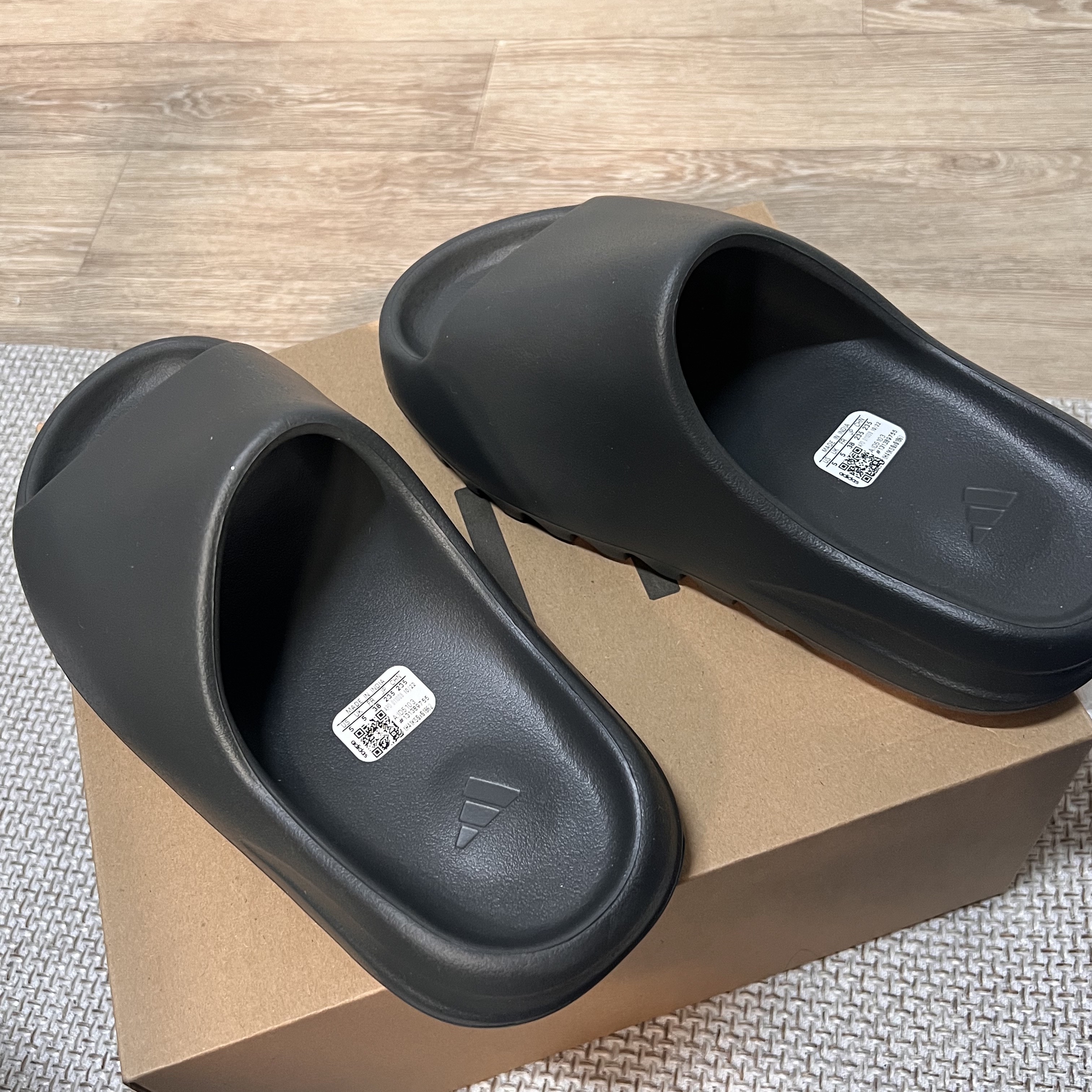 Adidas Yeezy Slide Dark Onyx 2024 착용 스타일