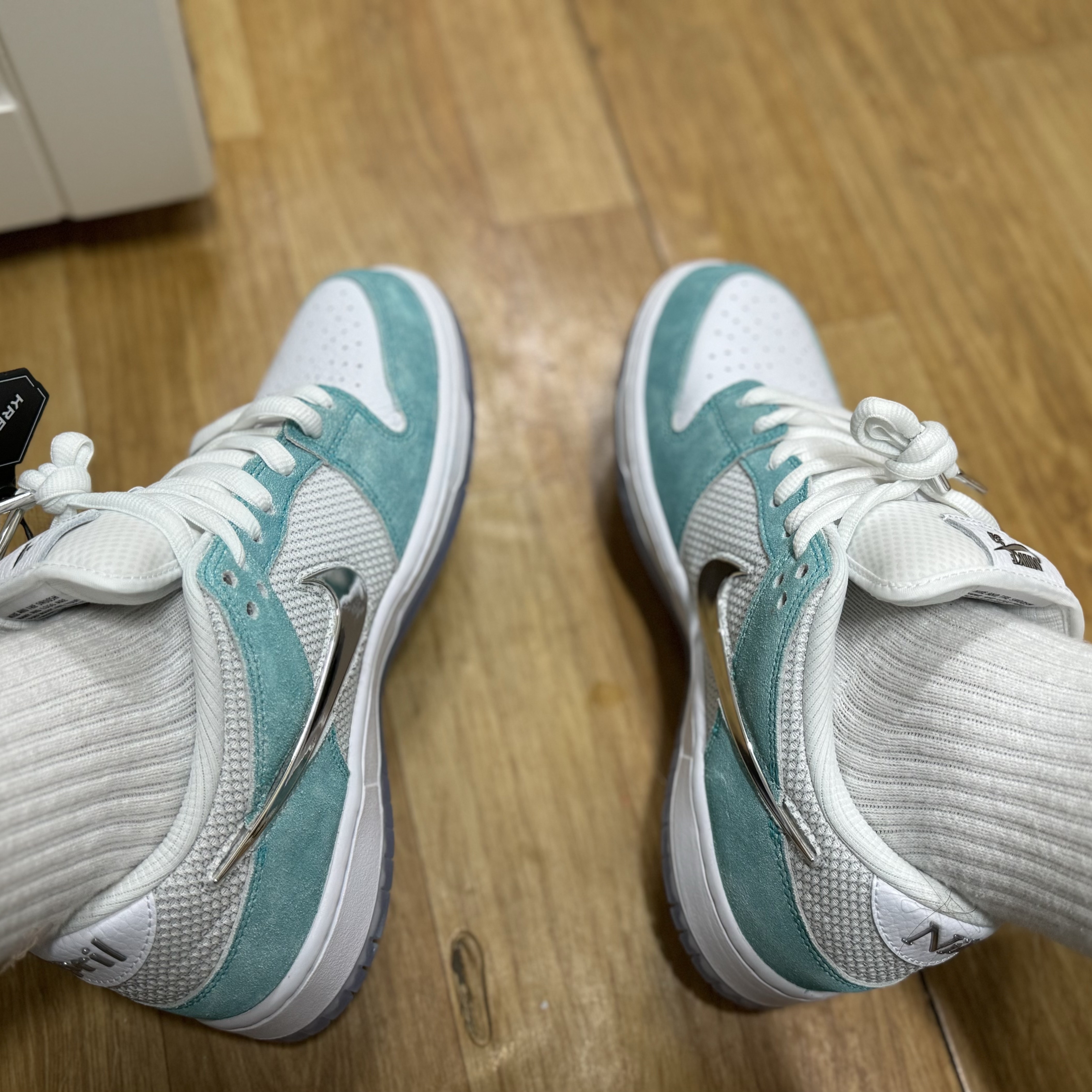 Nike x April Skateboards SB Dunk Low Pro QS Racer Blue Metallic Silver 착용 스타일 - 2