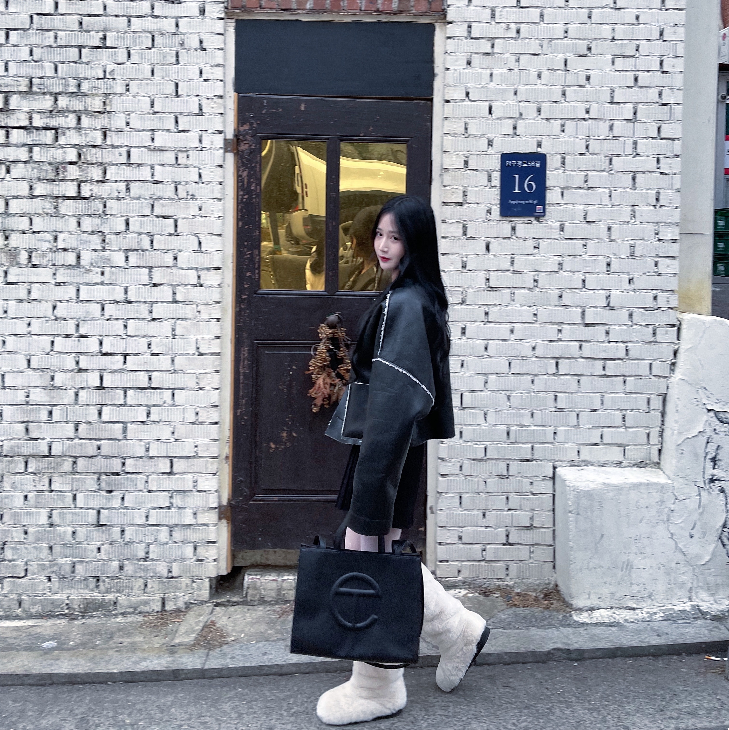 Telfar Medium Shopping Bag Black 착용 스타일 - 2