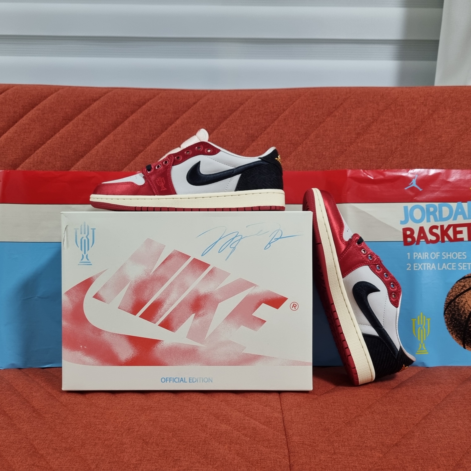 Jordan 1 x Trophy Room Retro Low OG SP Sail Varsity Red 착용 스타일 - 1