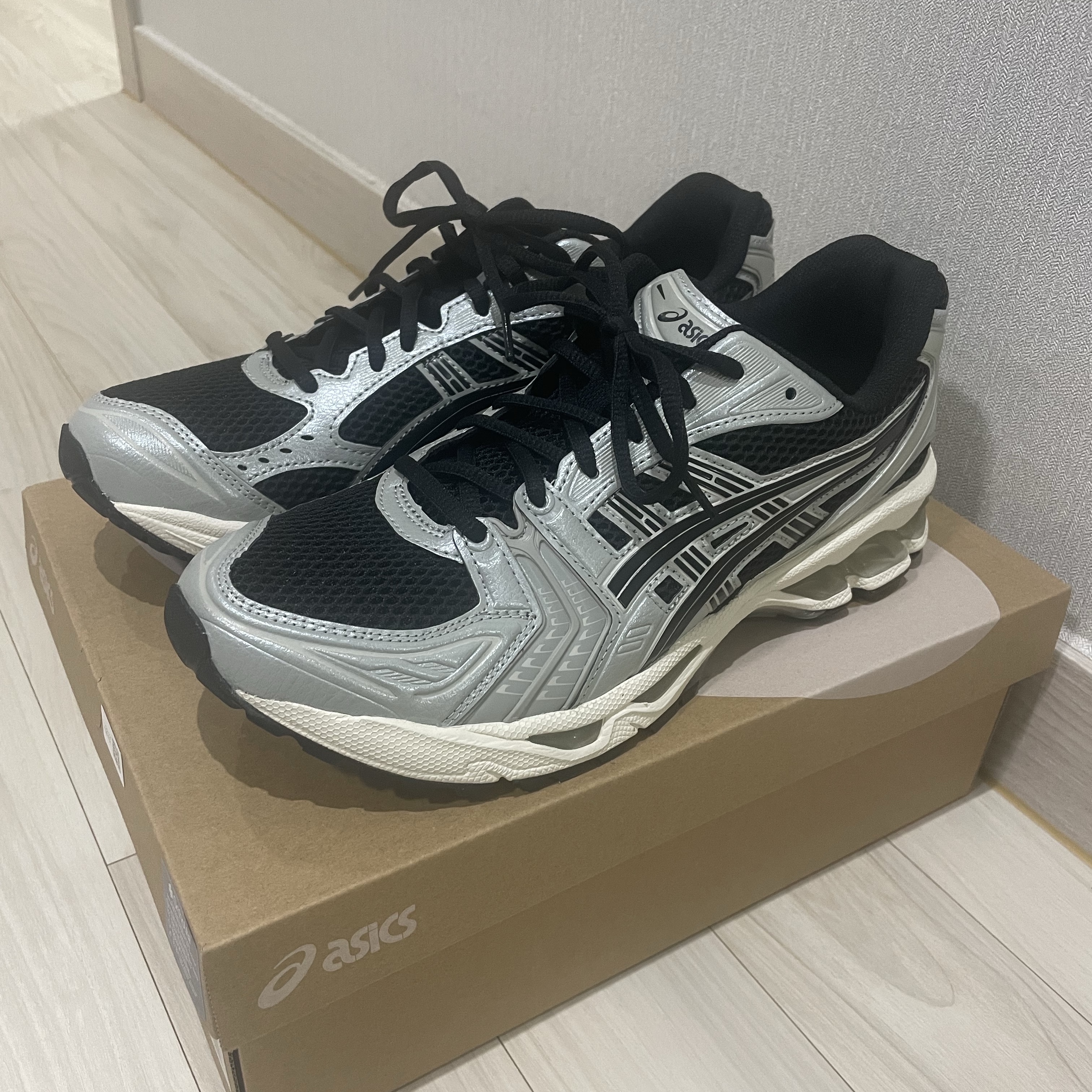 Asics Gel-Kayano 14 Black Seal Grey 착용 스타일