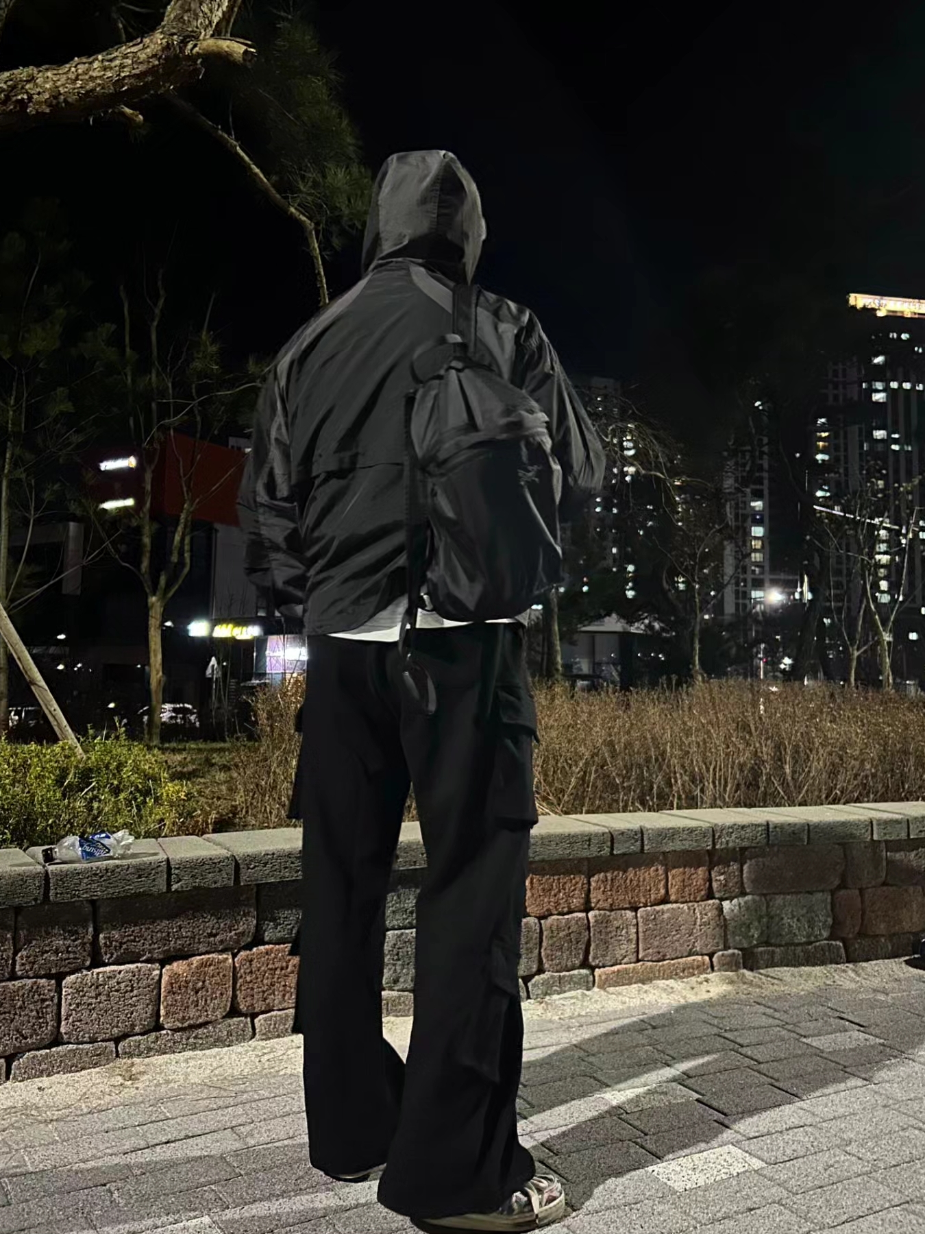 Yeezy Gap Engineered By Balenciaga Flame Cap Black, Arc'teryx Heliad 15 Backpack Black 착용 스타일 - 3