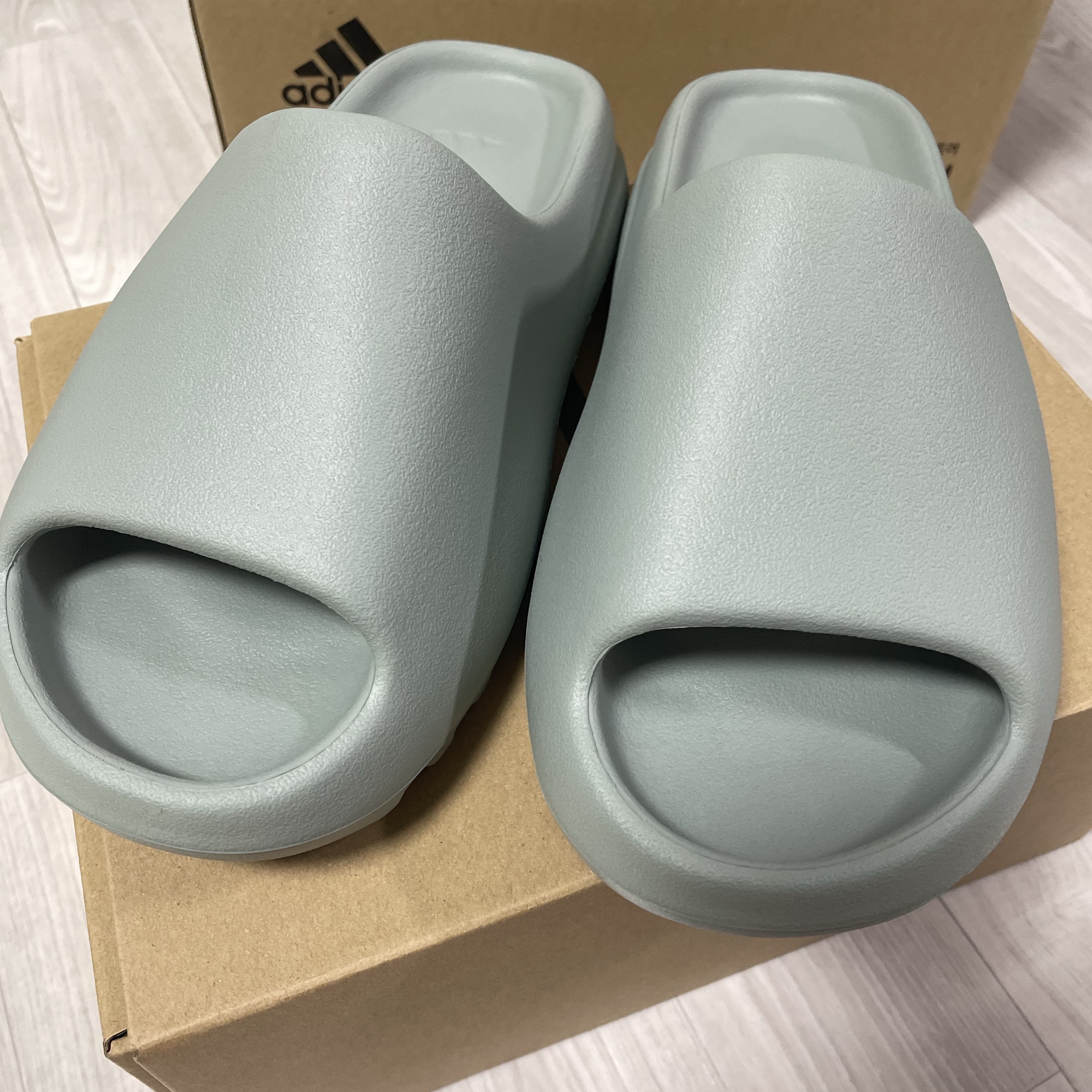 Adidas Yeezy Slide Salt 착용 스타일