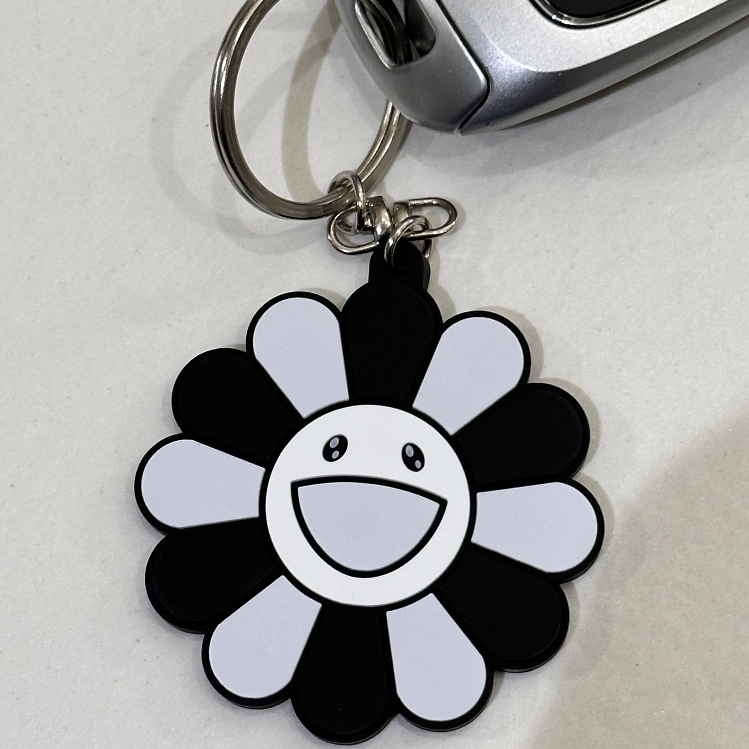 Kaikai Kiki Flower Rubber Keyring Gray Black 착용 스타일
