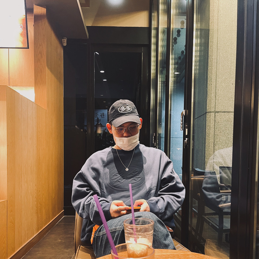 Dada Logo Embossed Crewneck Navy, Dada Logo Cap Black White 착용 스타일