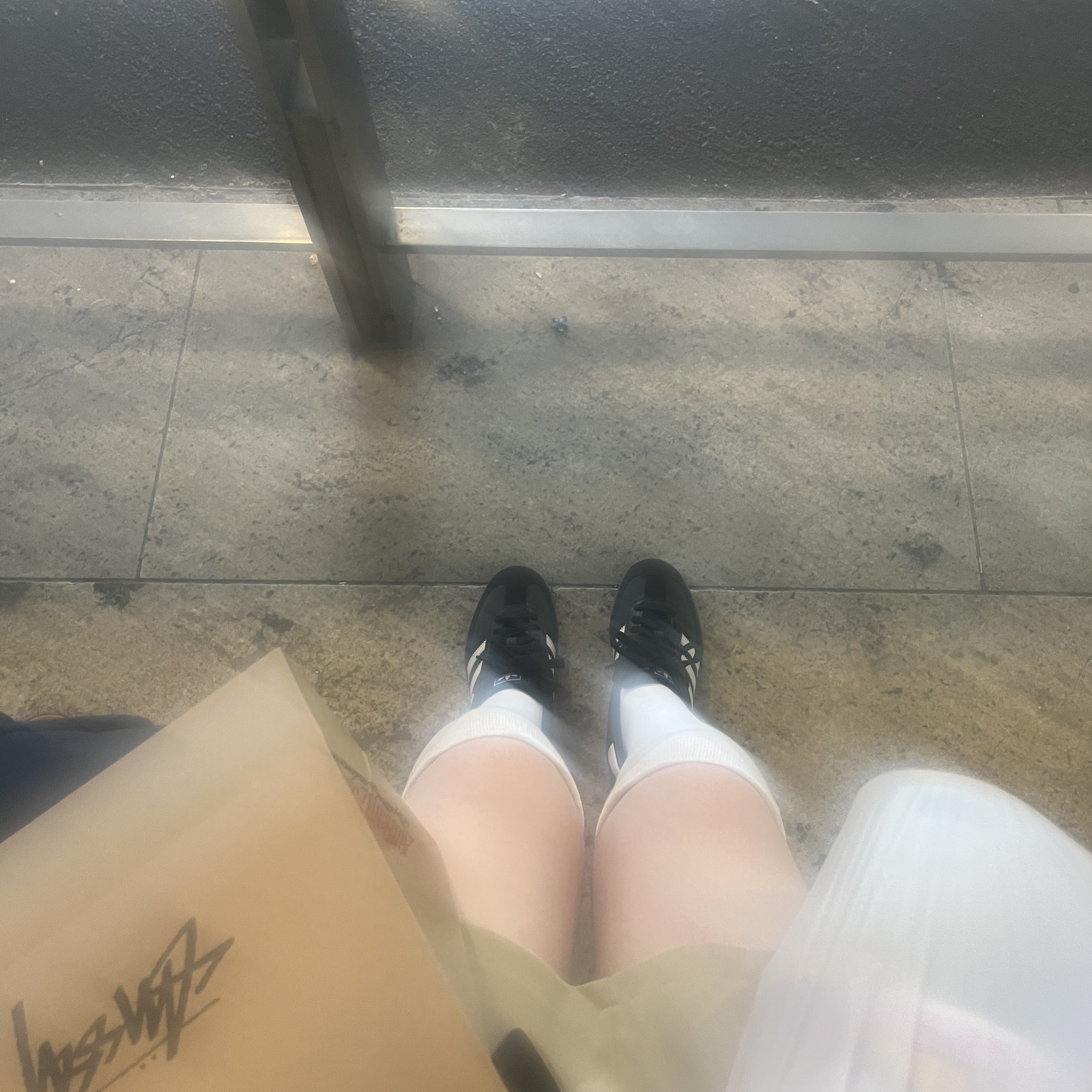 Adidas Samba OG Black White Gum, Miu Miu Matelasse Nappa Leather Mini Bag Black 착용 스타일 - 1