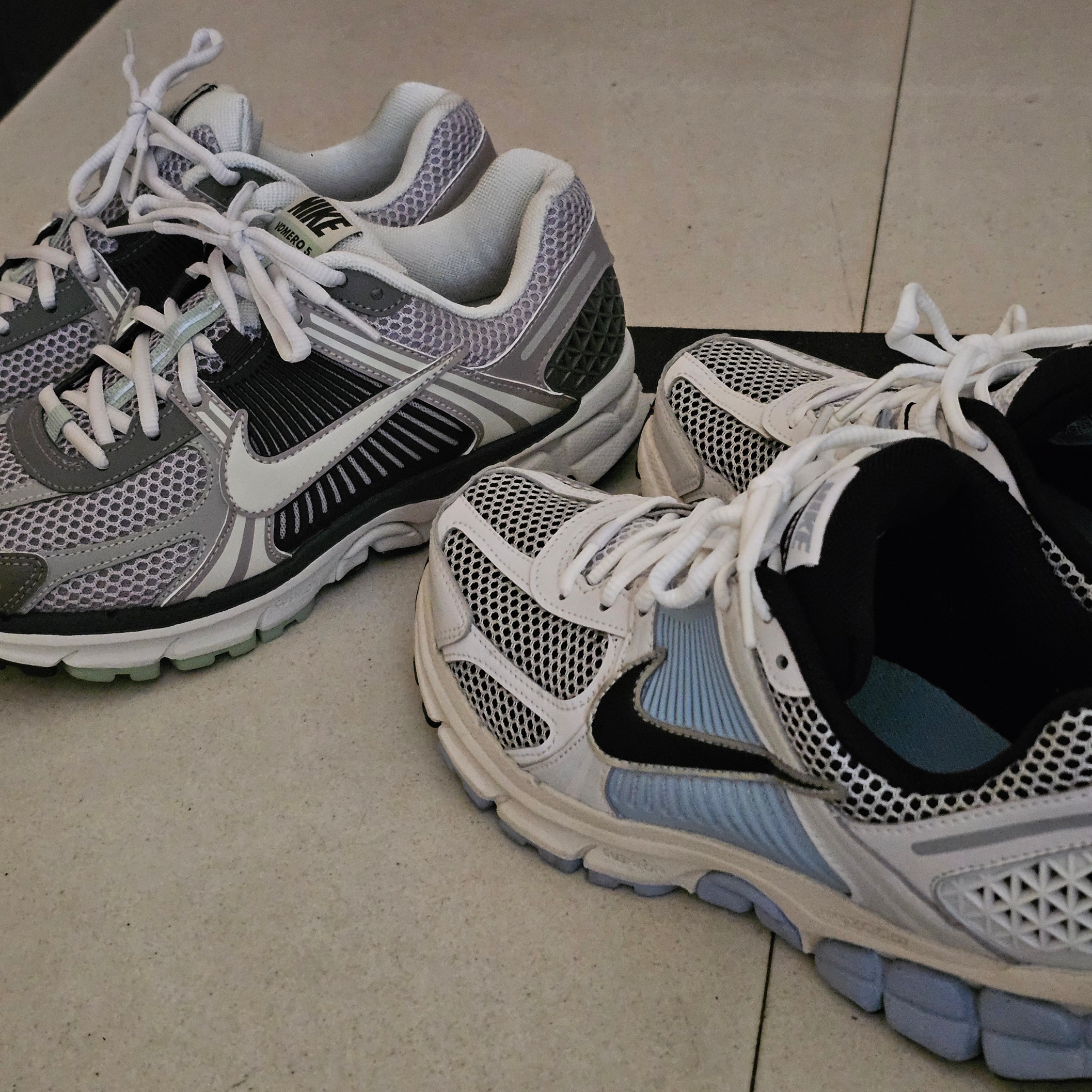(W) Nike Zoom Vomero 5 Cobblestone and Flat Pewter, (W) Nike Zoom Vomero 5 Platinum Tint Black 착용 스타일 - 1