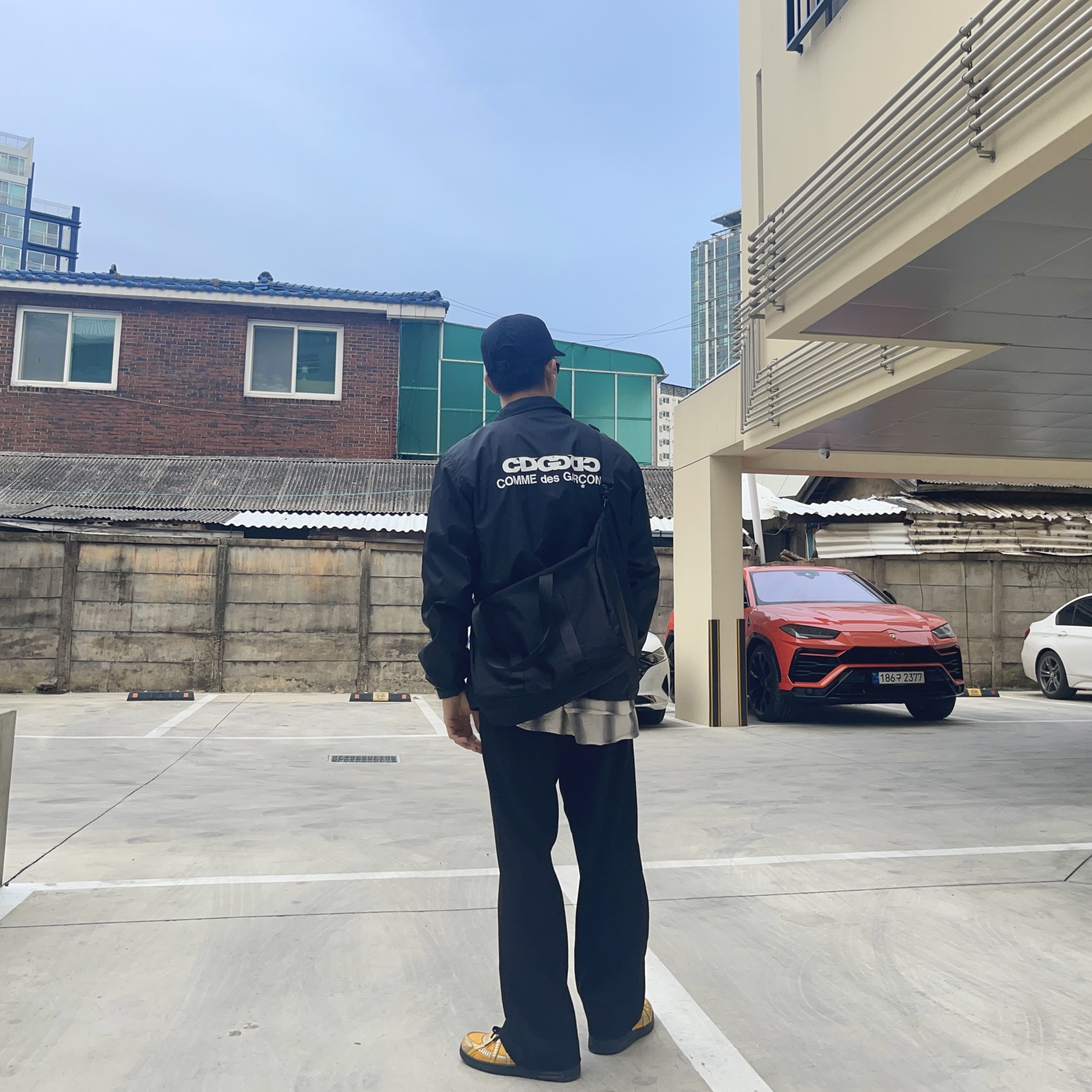 CDG Coach Jacket5 Black 착용 스타일 - 2