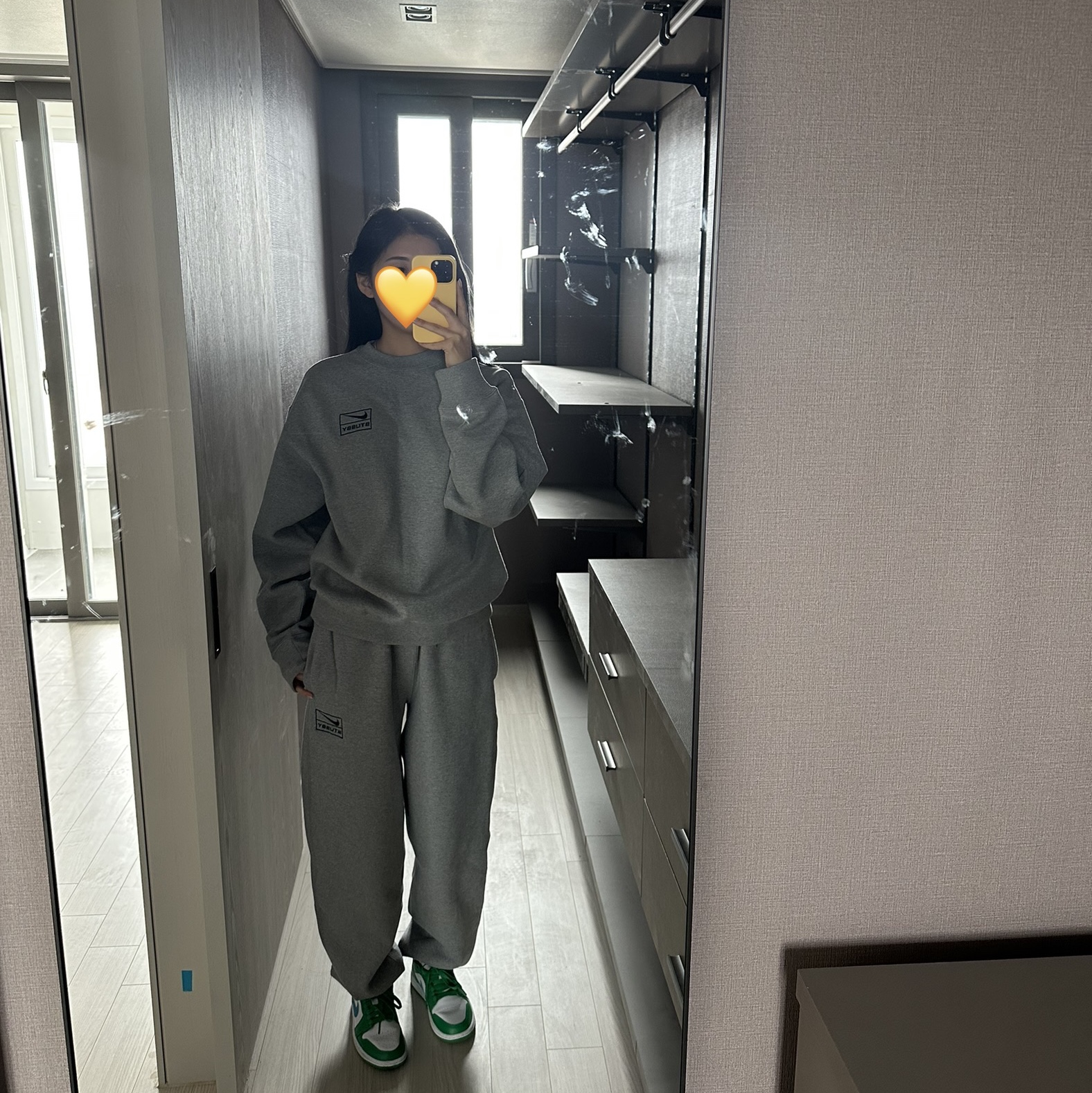 Nike x Stussy NRG Fleece Crewneck Dark Grey Heather (DO9337-063), (W) Jordan 1 Low Lucky Green 착용 스타일