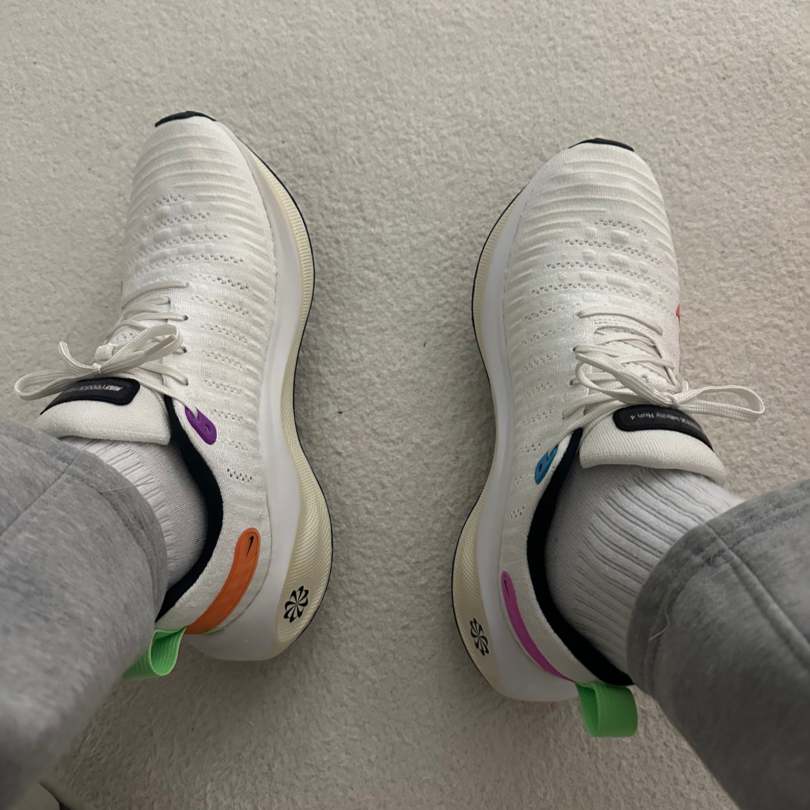 Nike Infinity Run 4 SE White Fuchsia Dream 착용 스타일